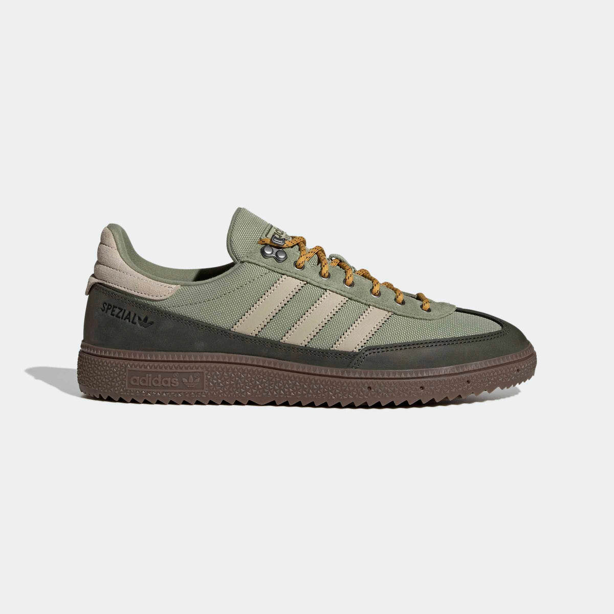 adidas Originals Handball Spezial WTR in Tent Green / Khaki Three / Night Cargo – Seitenansicht des grünen Retro-Sneakers mit Metallösen und charakteristischen 3-Stripes.