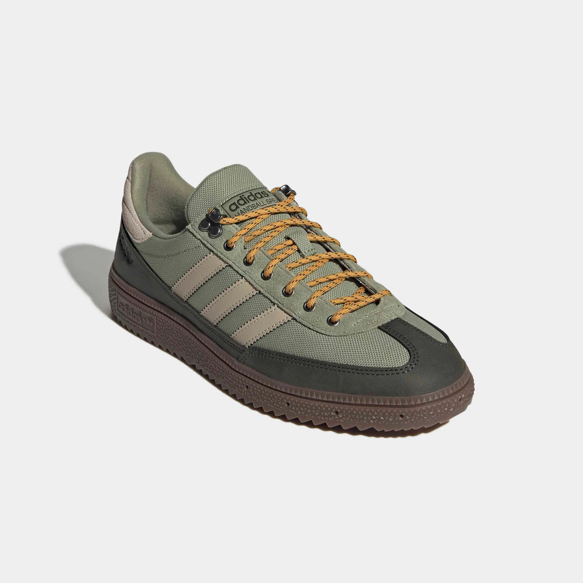 adidas Originals Handball Spezial WTR in Tent Green / Khaki Three / Night Cargo – Vorderansicht des grünen Retro-Sneakers mit Metallösen und charakteristischen 3-Stripes.