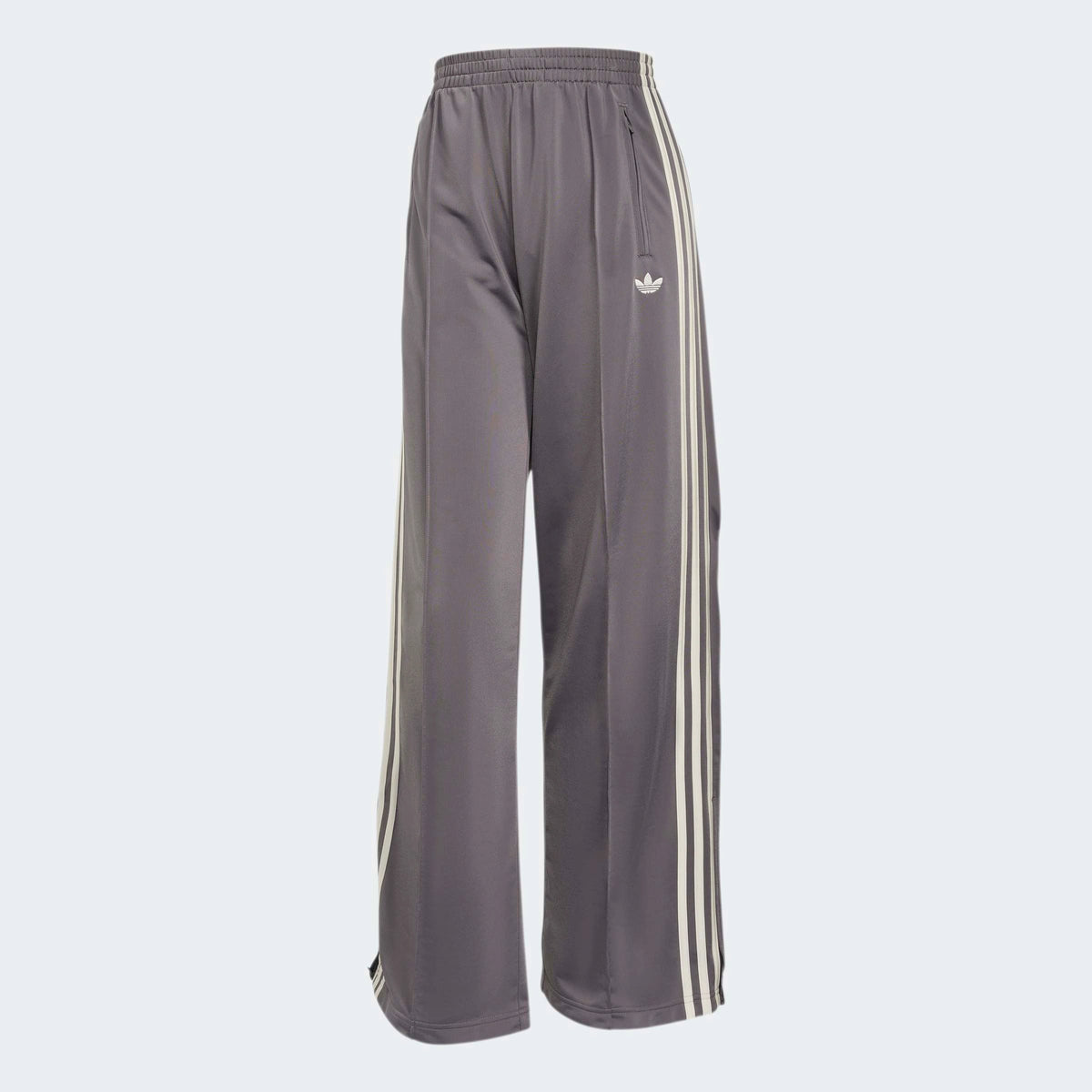 “adidas Originals Firebird Loose Track Pants in Charcoal Cream White getragen im STICKABUSH Store Berlin Kreuzberg“