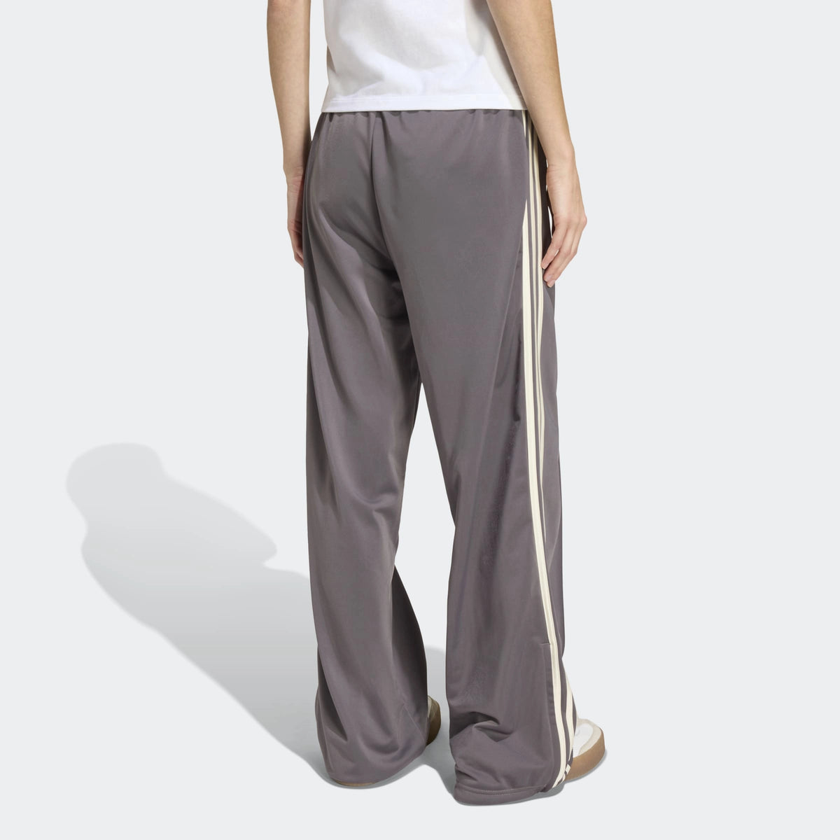 “adidas Originals Firebird Loose Track Pants in Charcoal Cream White getragen im STICKABUSH Store Berlin Kreuzberg“