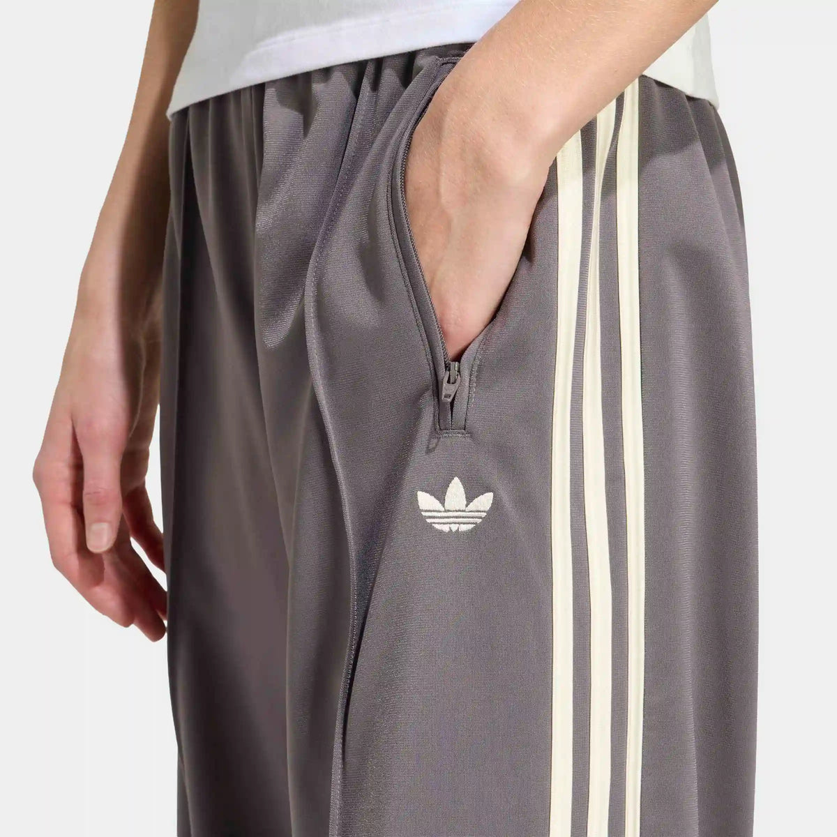 “adidas Originals Firebird Loose Track Pants in Charcoal Cream White getragen im STICKABUSH Store Berlin Kreuzberg“