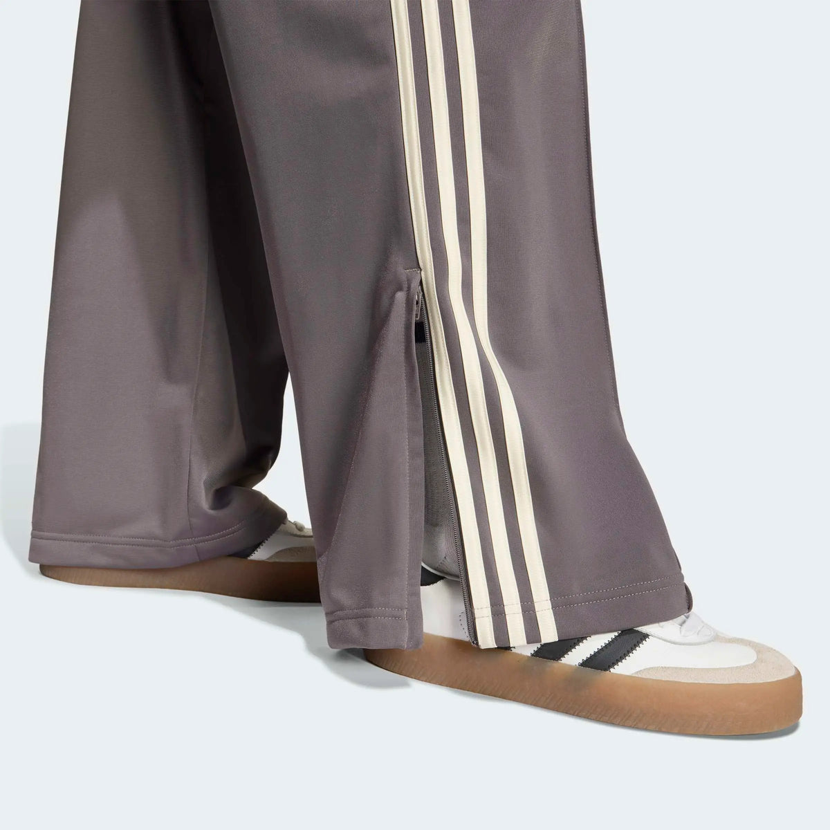 “adidas Originals Firebird Loose Track Pants in Charcoal Cream White getragen im STICKABUSH Store Berlin Kreuzberg“