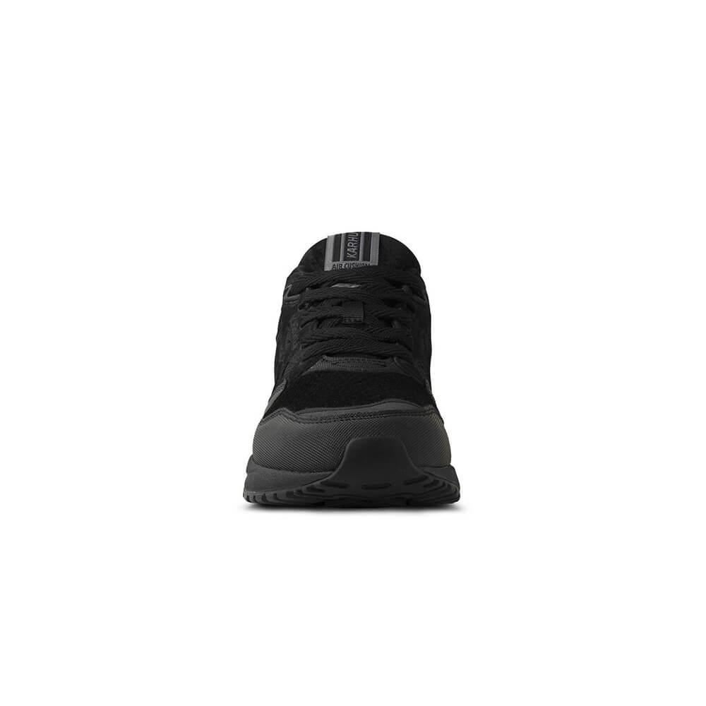 "Karhu Legacy 96 in Jet Black, Wildleder/Synthetik, Retro-Sneaker in komplett Schwarz mit dezenten Logo-Details."