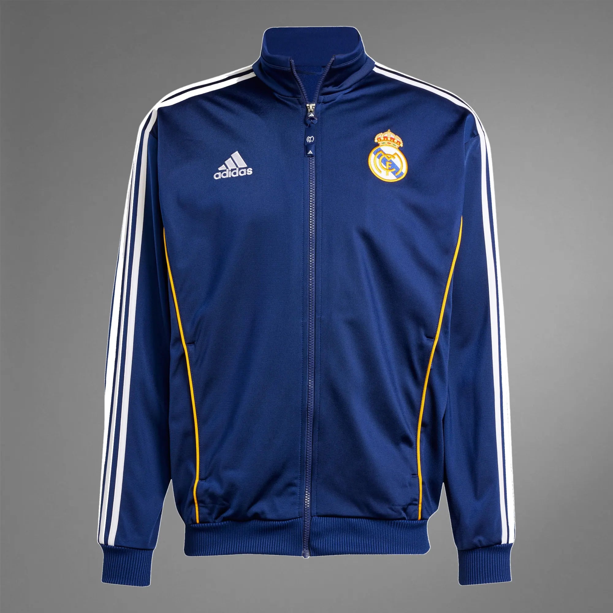 “Dunkelblaue Adidas Real Madrid 99/00 Trainingsjacke. Retro-Design mit durchgehendem Reißverschluss, weißem Kragen, weißen 3-Streifen an Ärmeln, gesticktem Real Madrid Logo und Adidas Trefoil Logo. Sportlicher Vintage-Stil.“
