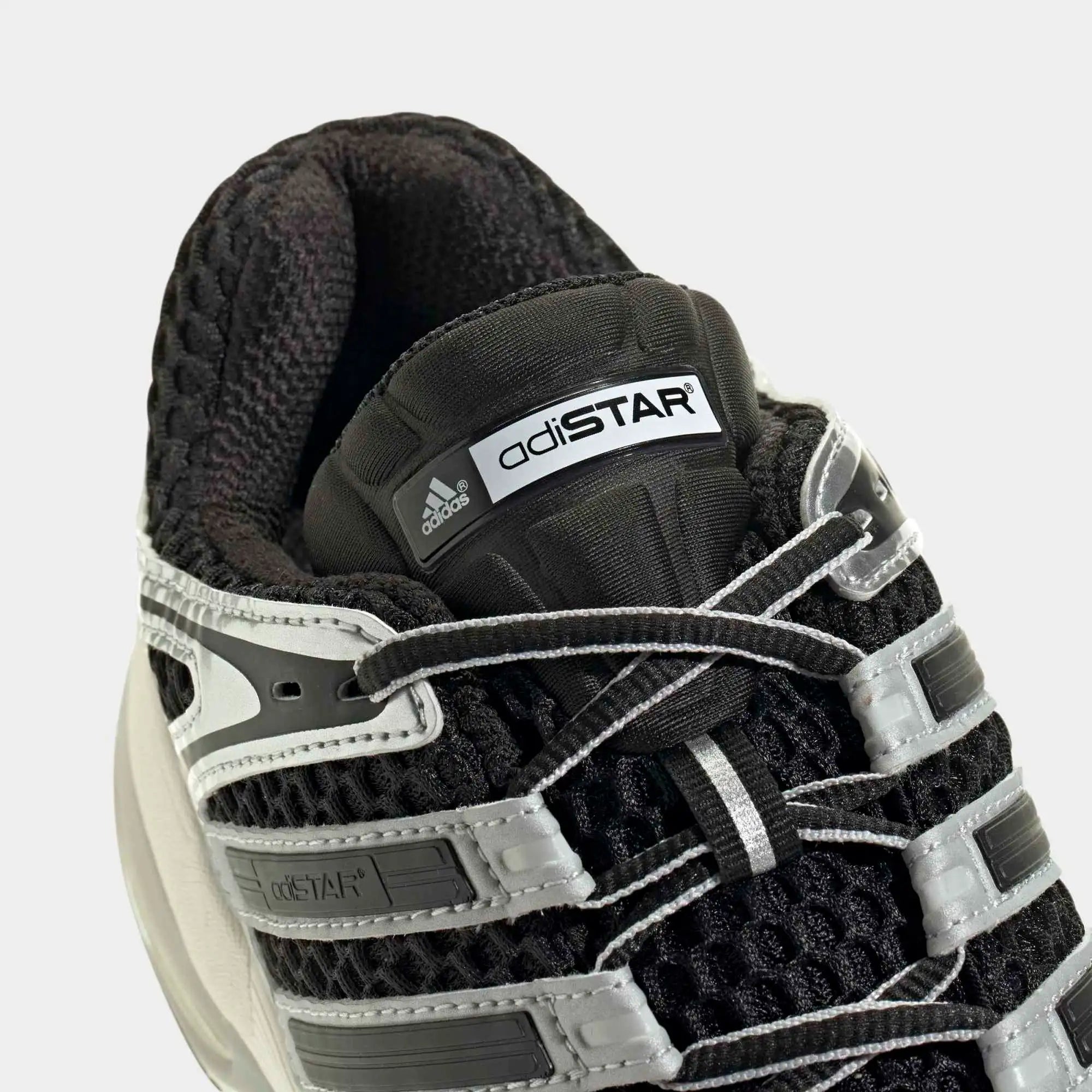 “Adidas Originals Adistar Control 5 Sneaker in Core Black, Style-ID (KI6120)  mit Mesh-Obermaterial und Chunky-Sohle, Retro Running Design bei Stickabush Berlin.“