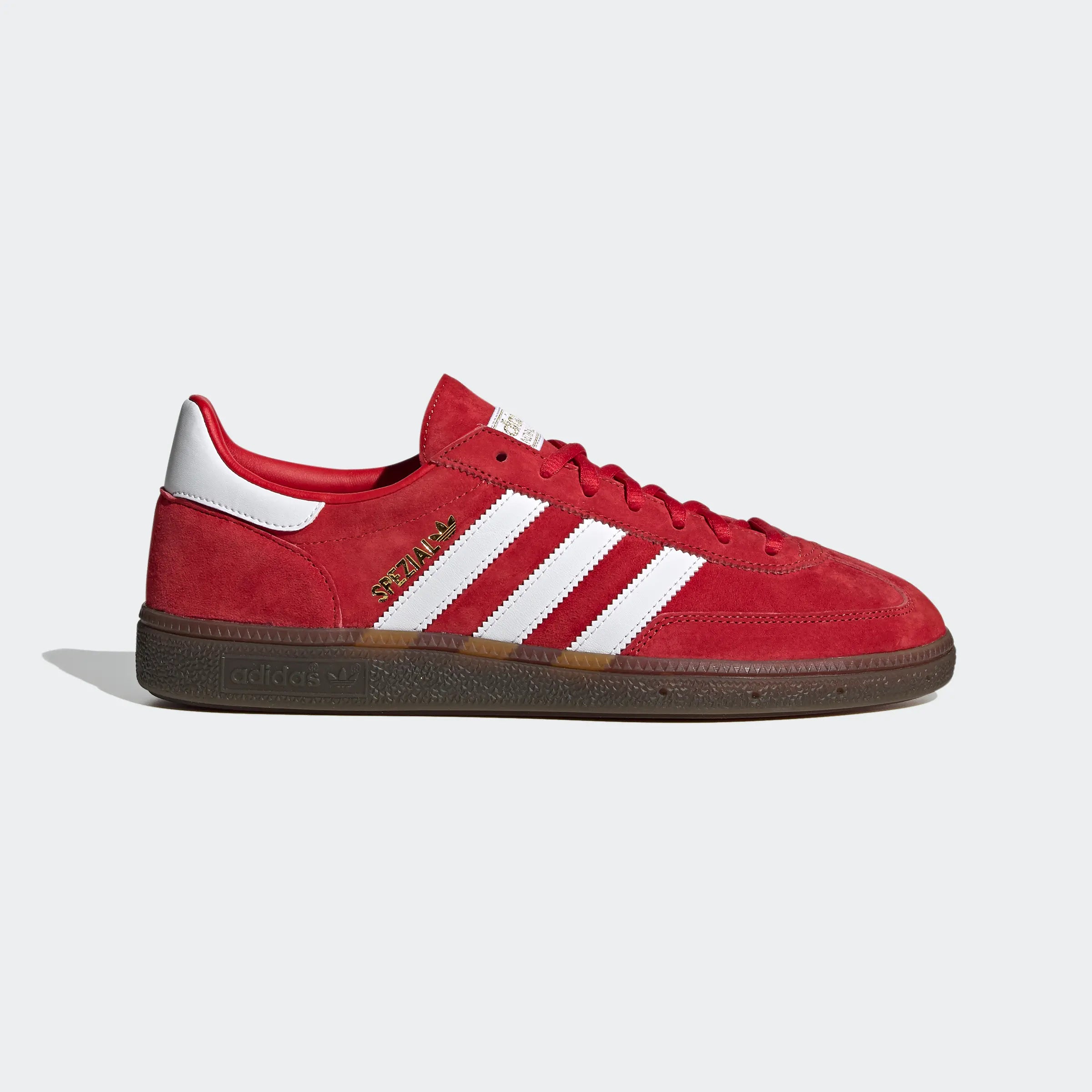 "Adidas Handball Spezial, Red/White (Rot/Weiß), Wildleder, klassischer Handballschuh mit weißen Streifen und goldener 'Spezial'-Aufschrift."