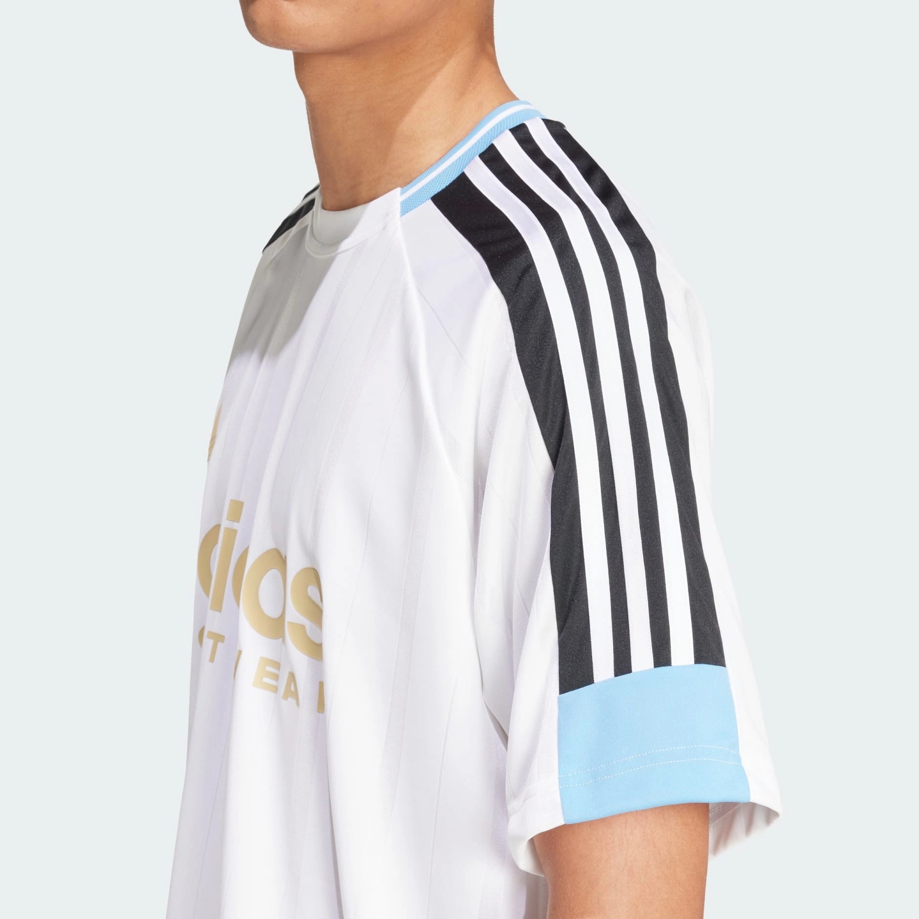"Weißes Adidas House of Tiro Nations Pack Tee mit hellblauen und schwarzen Akzenten. Kurzärmliges T-Shirt aus Baumwoll-Jersey mit Rundhalsausschnitt und markantem "House of Tiro"-Logo auf der Brust."
