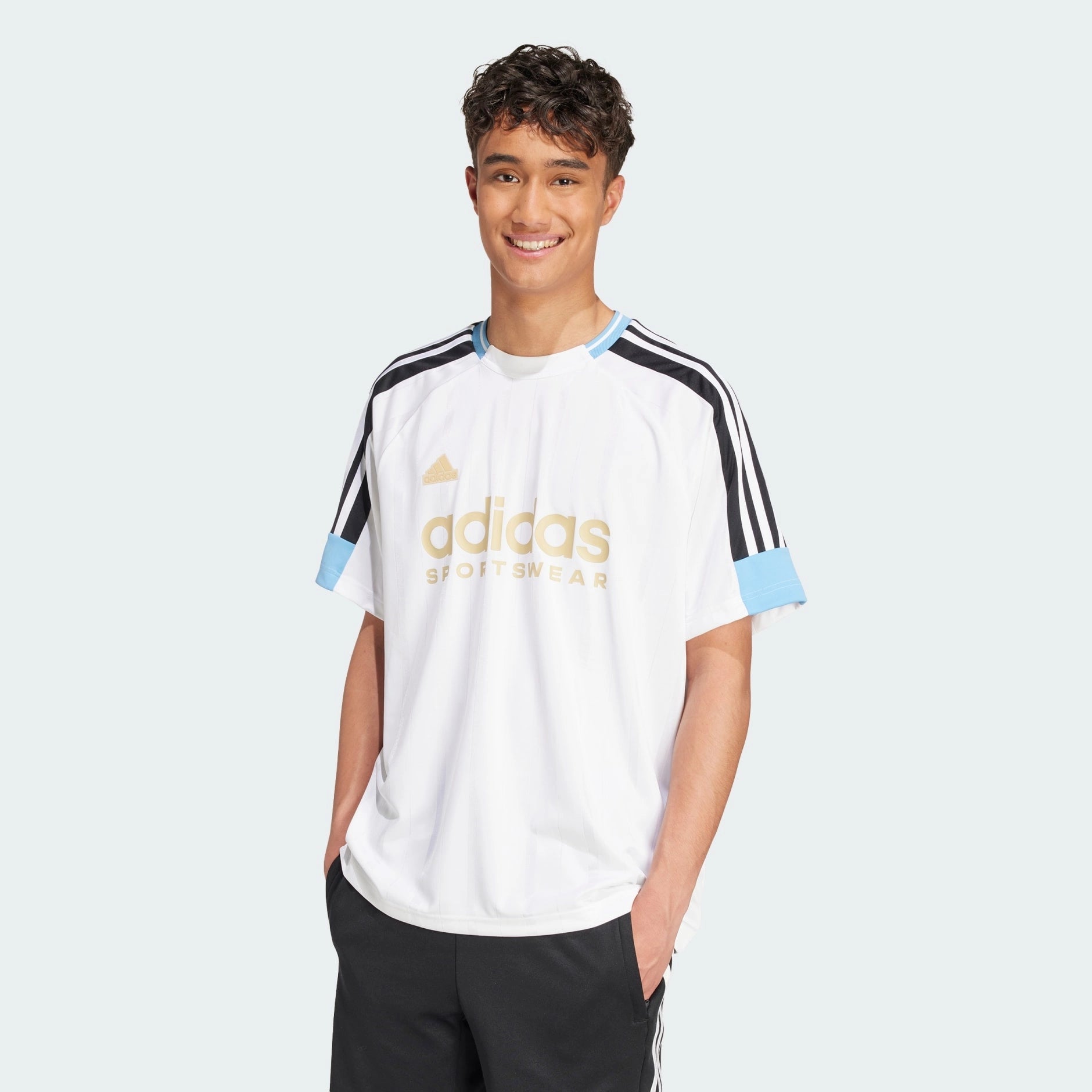 "Weißes Adidas House of Tiro Nations Pack Tee mit hellblauen und schwarzen Akzenten. Kurzärmliges T-Shirt aus Baumwoll-Jersey mit Rundhalsausschnitt und markantem "House of Tiro"-Logo auf der Brust."
