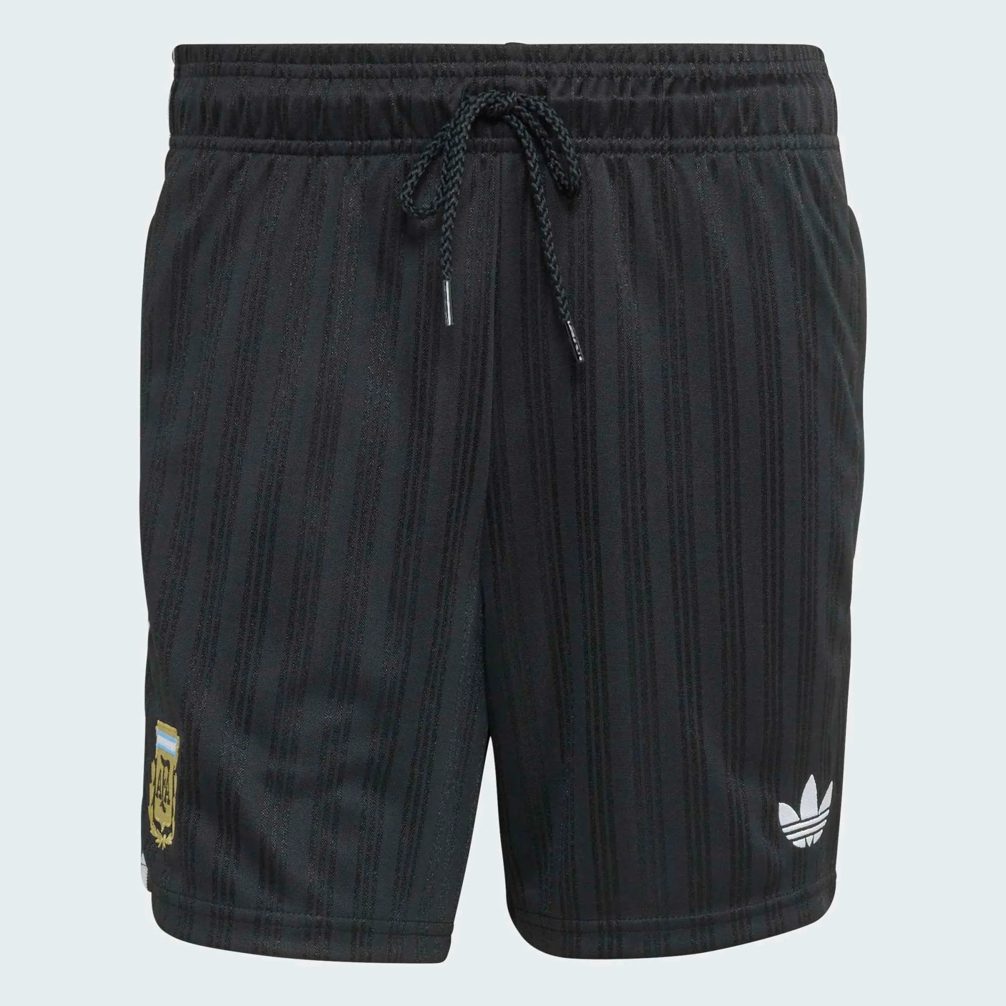 “Schwarze adidas Originals Argentinien OG Shorts mit weißen Streifen und gesticktem AFA-Verbandswappen bei Stickabush.“
