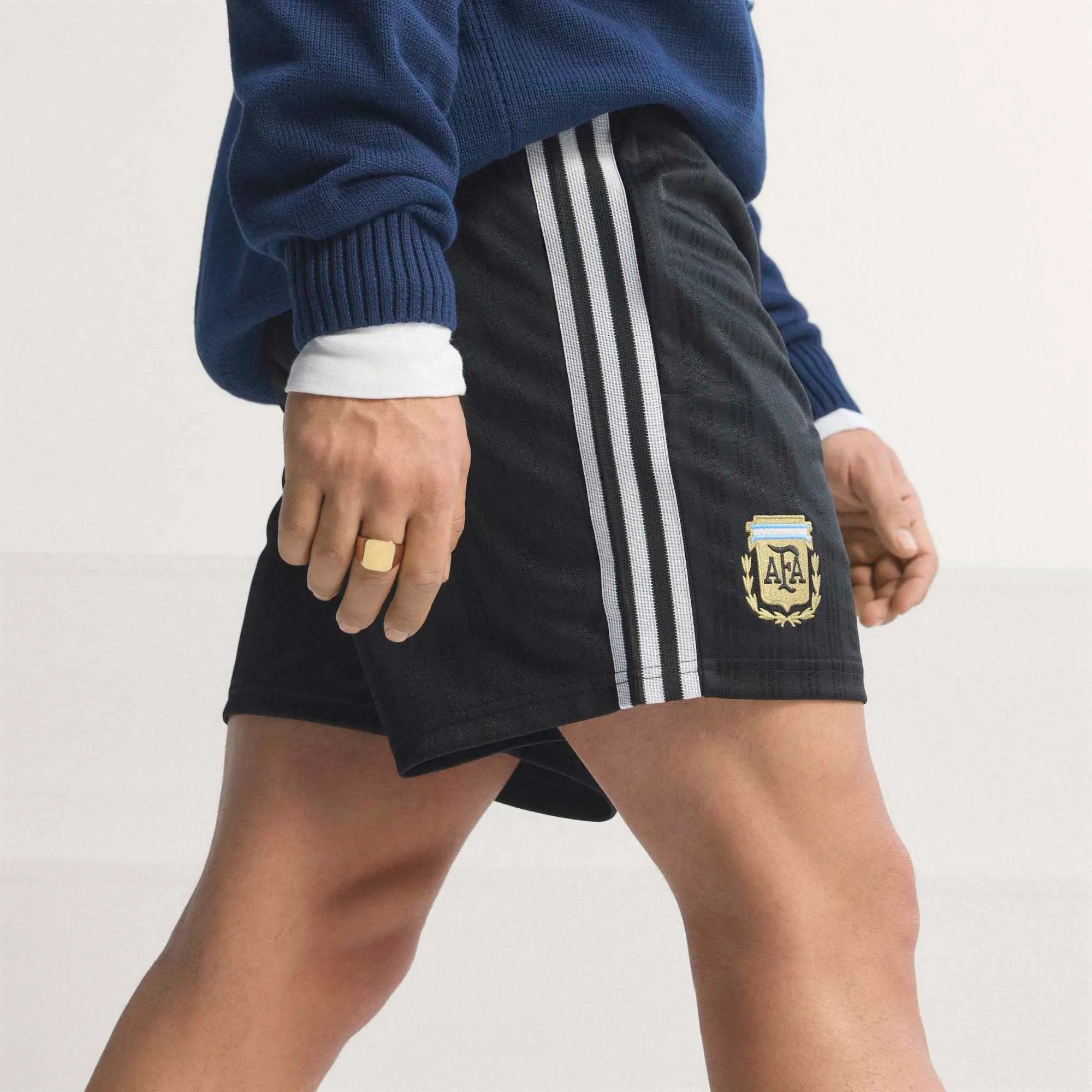 “Schwarze adidas Originals Argentinien OG Shorts mit weißen Streifen und gesticktem AFA-Verbandswappen bei Stickabush.“