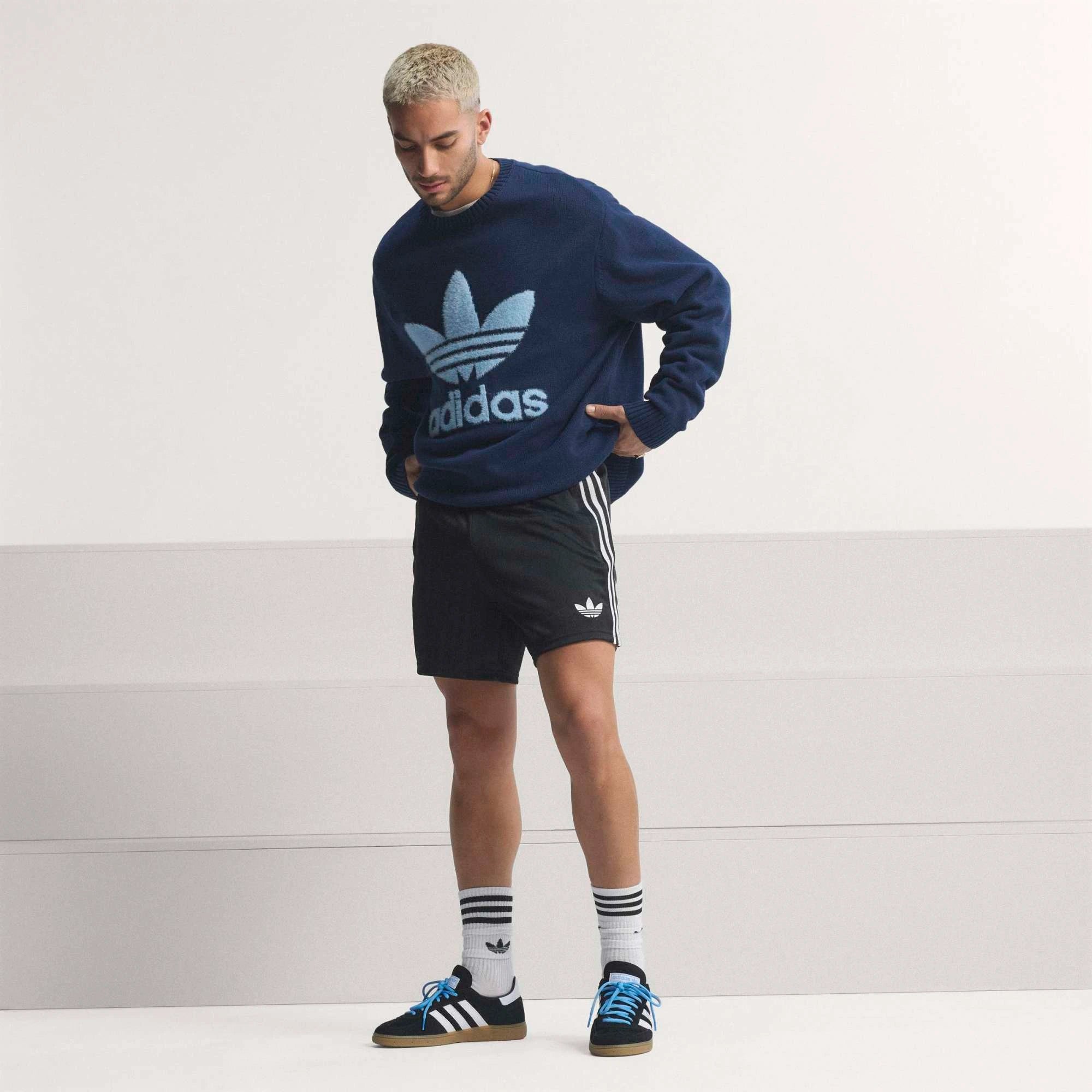 “Schwarze adidas Originals Argentinien OG Shorts mit weißen Streifen und gesticktem AFA-Verbandswappen bei Stickabush.“