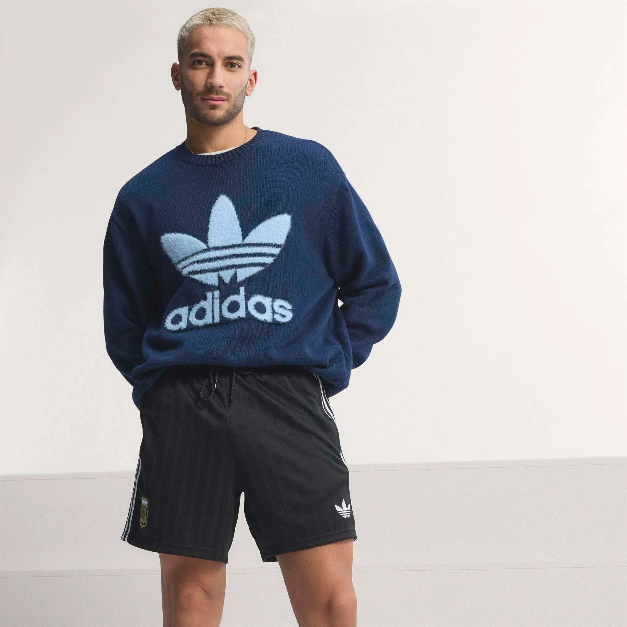 “Schwarze adidas Originals Argentinien OG Shorts mit weißen Streifen und gesticktem AFA-Verbandswappen bei Stickabush.“