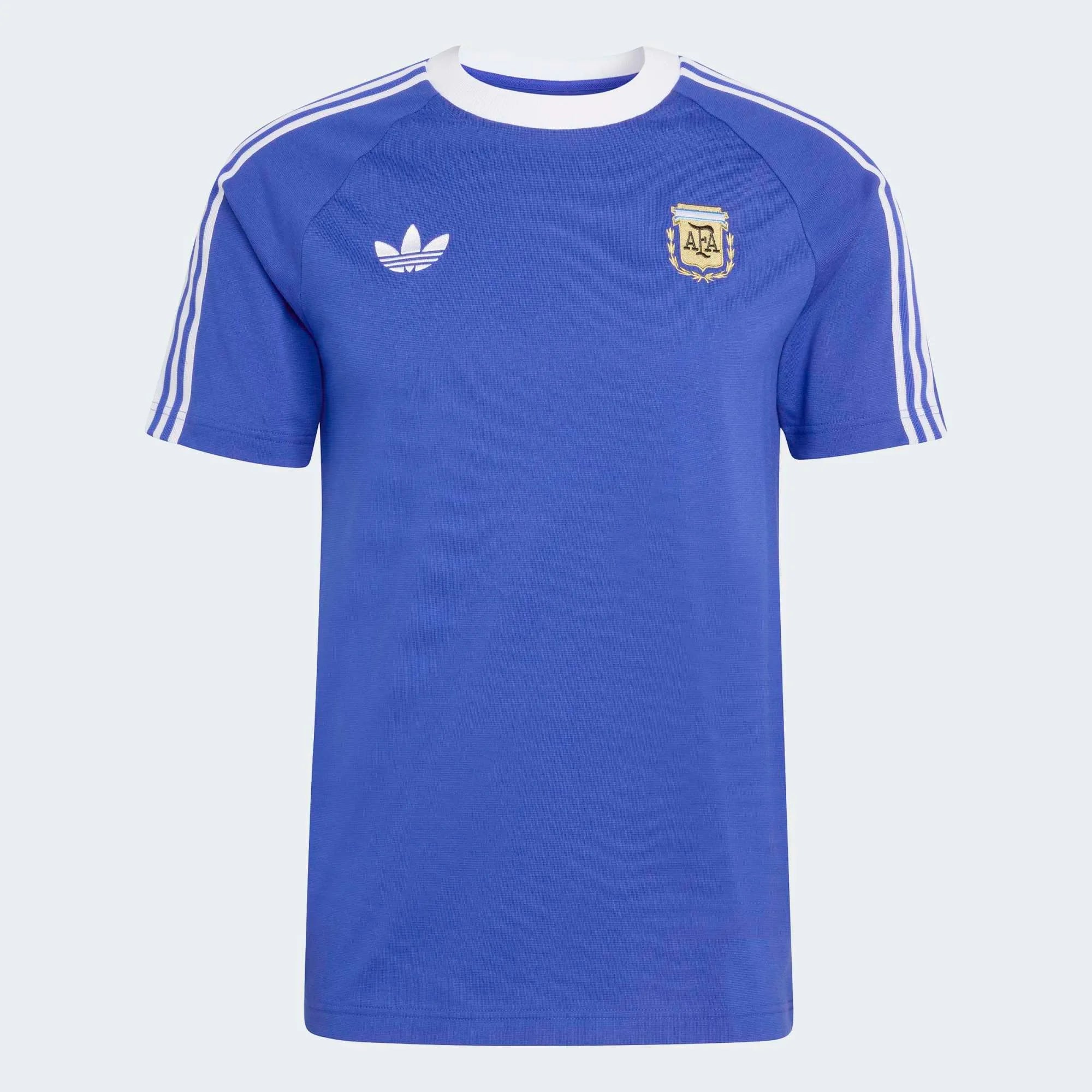 "adidas Originals Argentinien OG T-Shirt in Lucid Blue (JZ6307) mit AFA-Wappen und Retro-Details bei Stickabush Berlin."