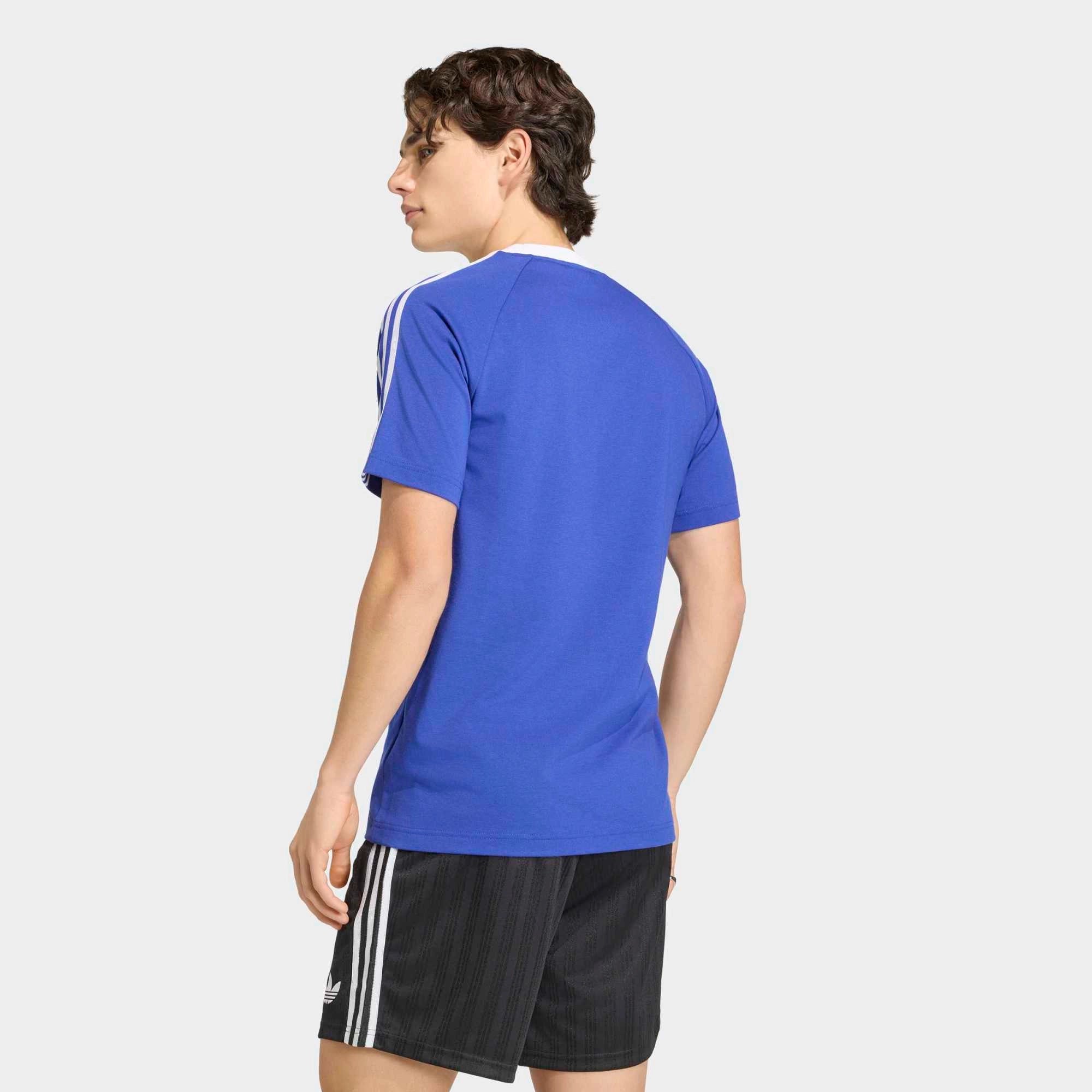 "adidas Originals Argentinien OG T-Shirt in Lucid Blue (JZ6307) mit AFA-Wappen und Retro-Details bei Stickabush Berlin."