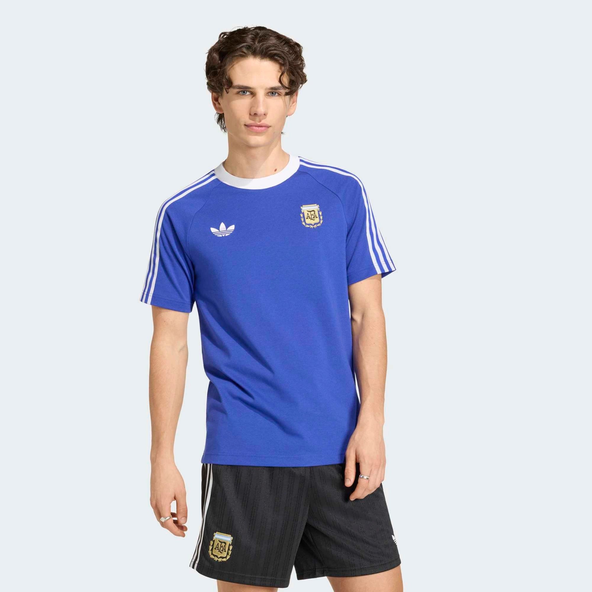 "adidas Originals Argentinien OG T-Shirt in Lucid Blue (JZ6307) mit AFA-Wappen und Retro-Details bei Stickabush Berlin."