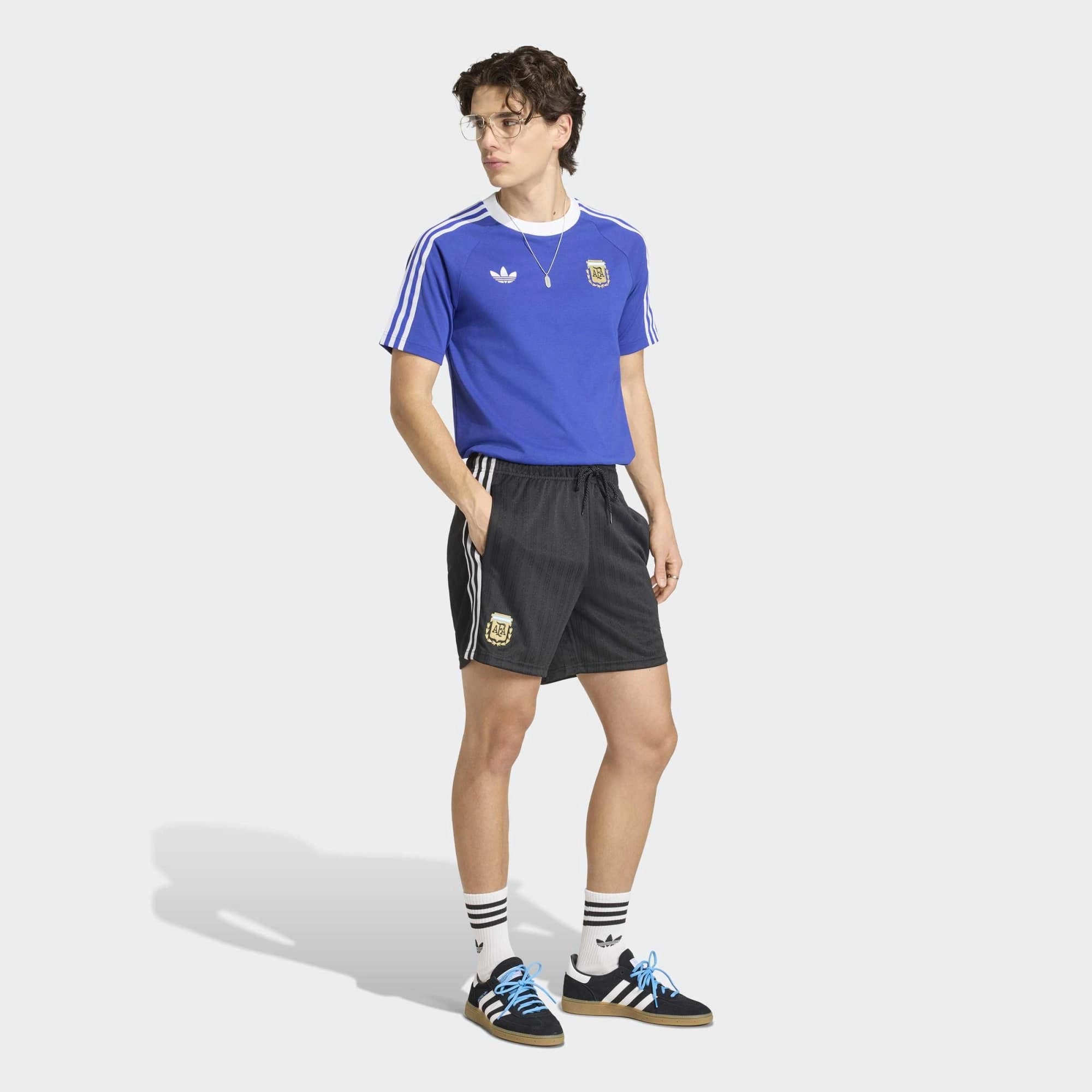 "adidas Originals Argentinien OG T-Shirt in Lucid Blue (JZ6307) mit AFA-Wappen und Retro-Details bei Stickabush Berlin."