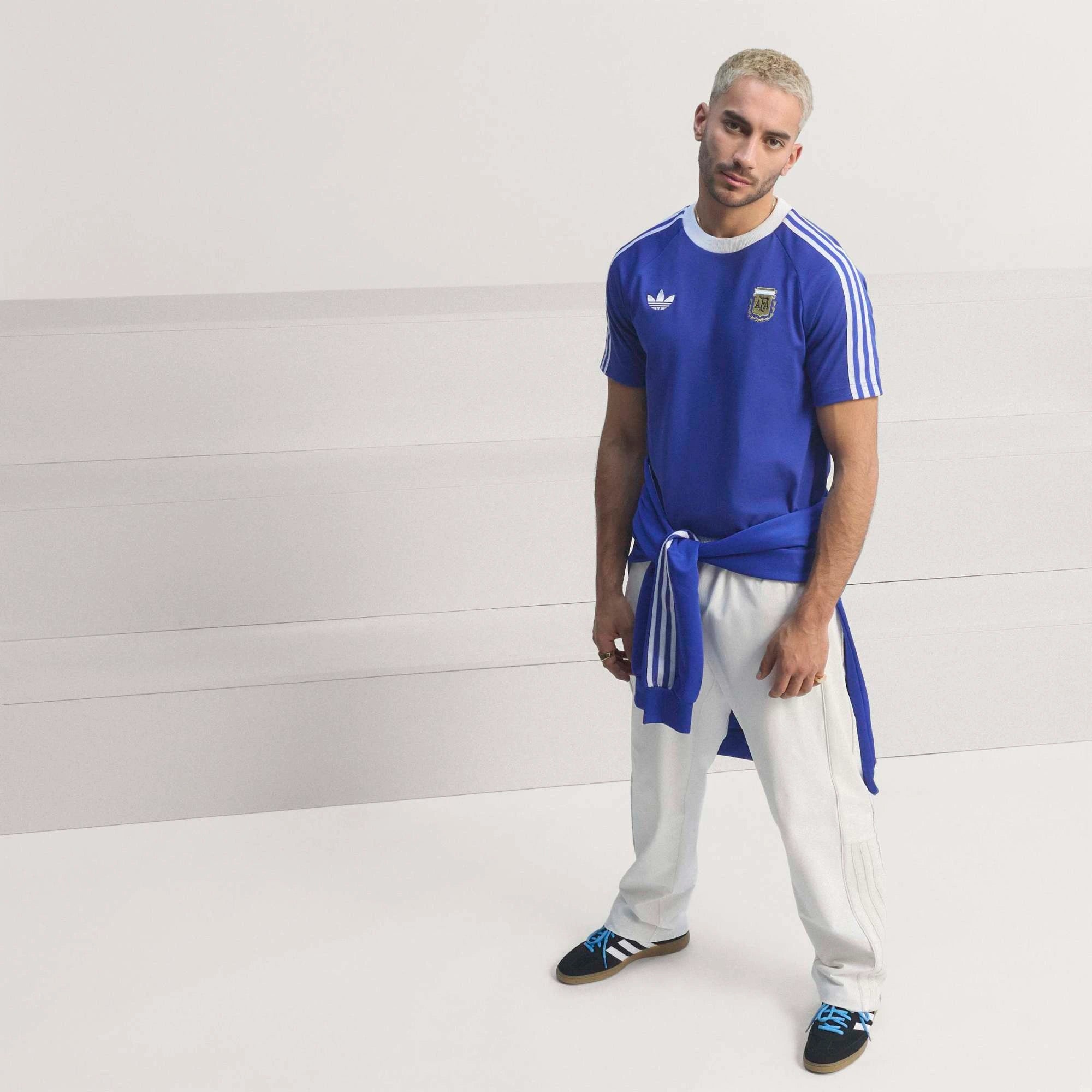 "adidas Originals Argentinien OG T-Shirt in Lucid Blue (JZ6307) mit AFA-Wappen und Retro-Details bei Stickabush Berlin."