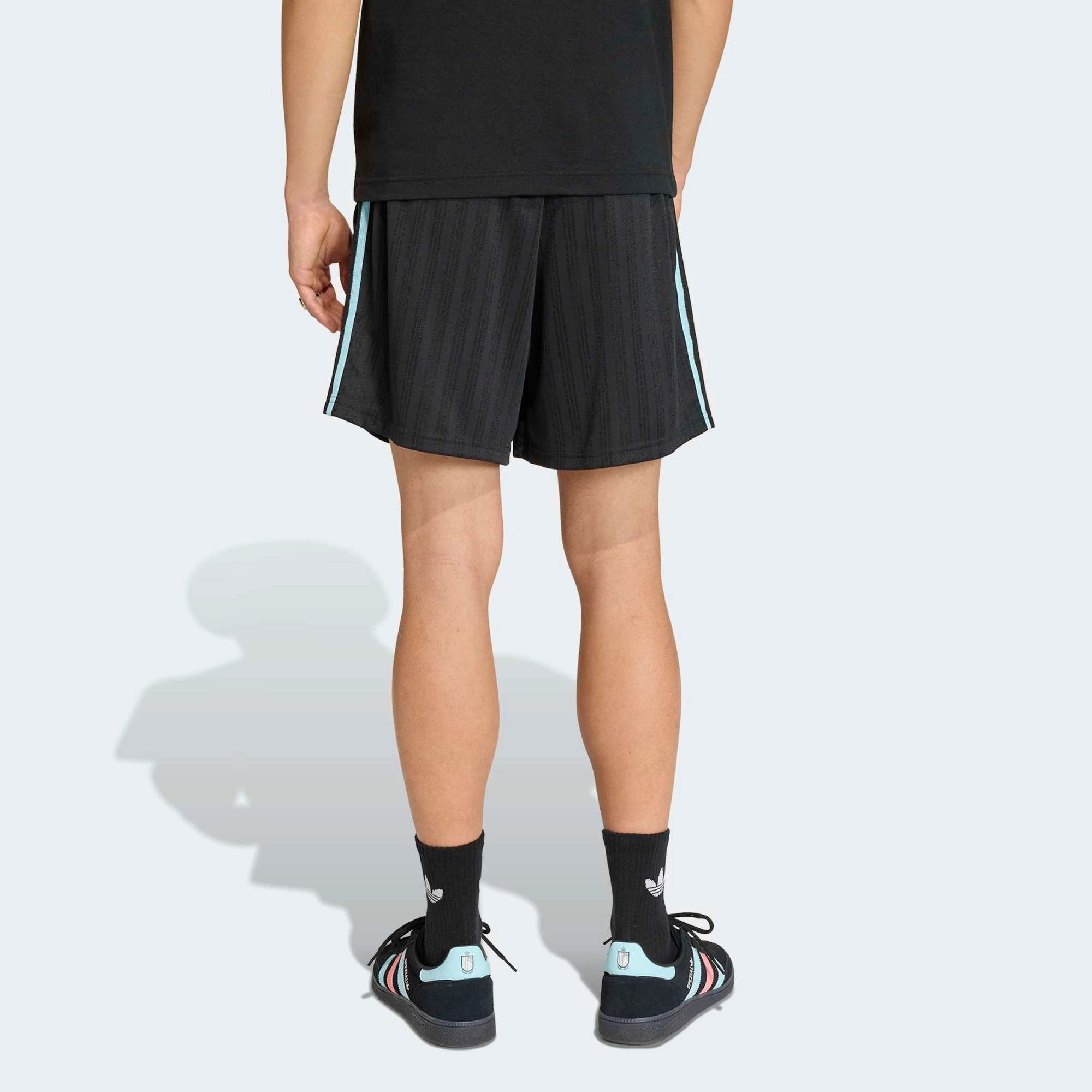 “Schwarze adidas Originals Belgien OG Shorts mit weißen Drei-Streifen und dem gestickten Verbandswappen von Belgien bei Stickabush.“