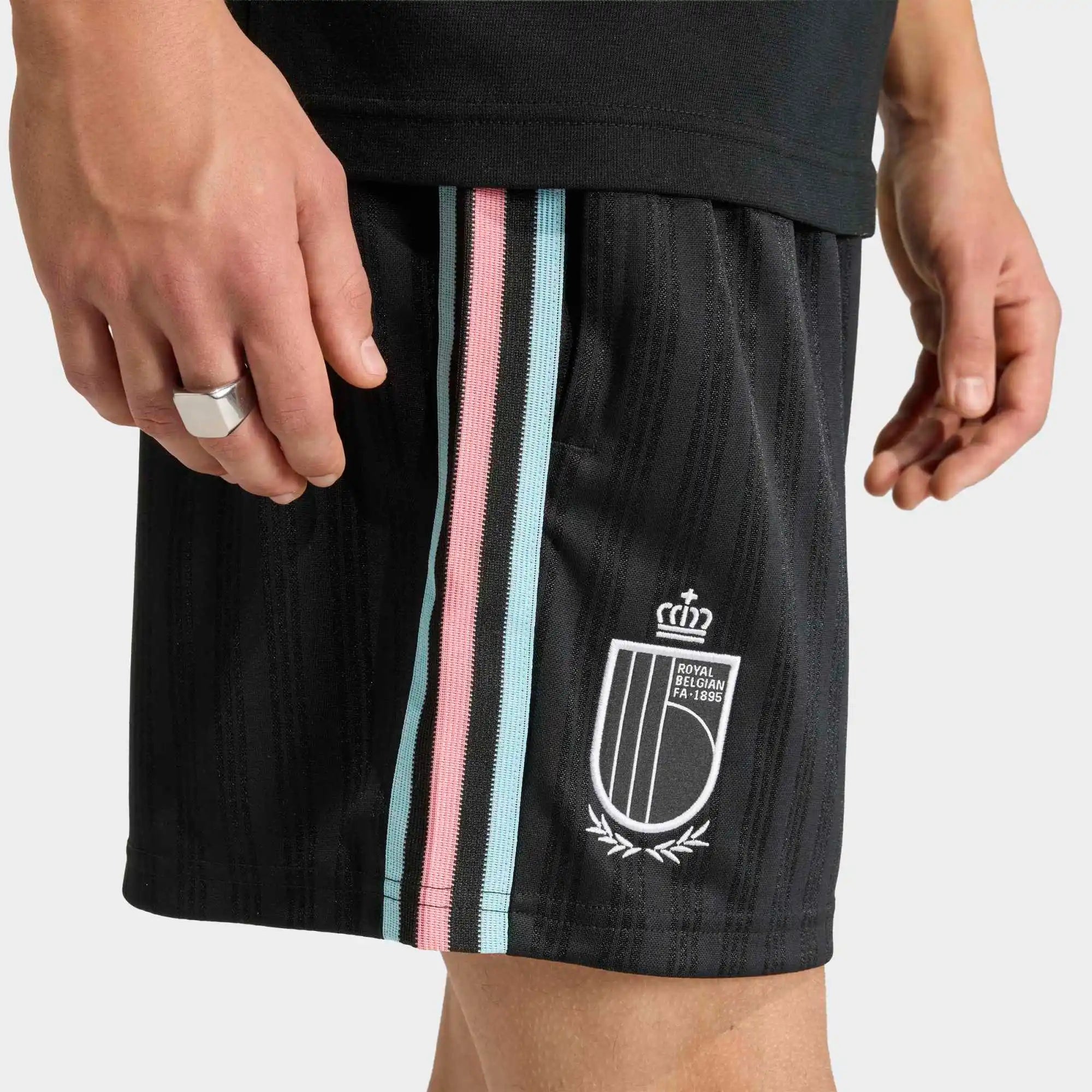 “Schwarze adidas Originals Belgien OG Shorts mit weißen Drei-Streifen und dem gestickten Verbandswappen von Belgien bei Stickabush.“
