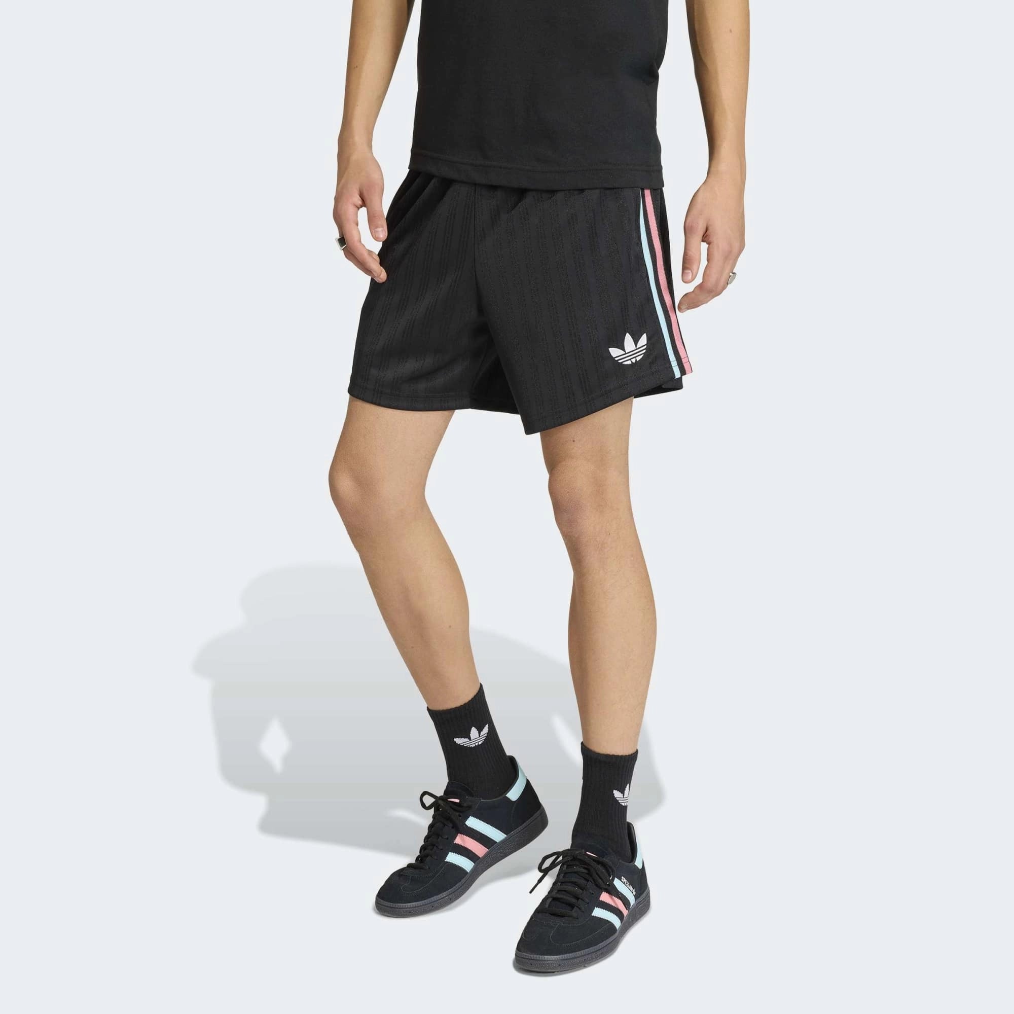 “Schwarze adidas Originals Belgien OG Shorts mit weißen Drei-Streifen und dem gestickten Verbandswappen von Belgien bei Stickabush.“