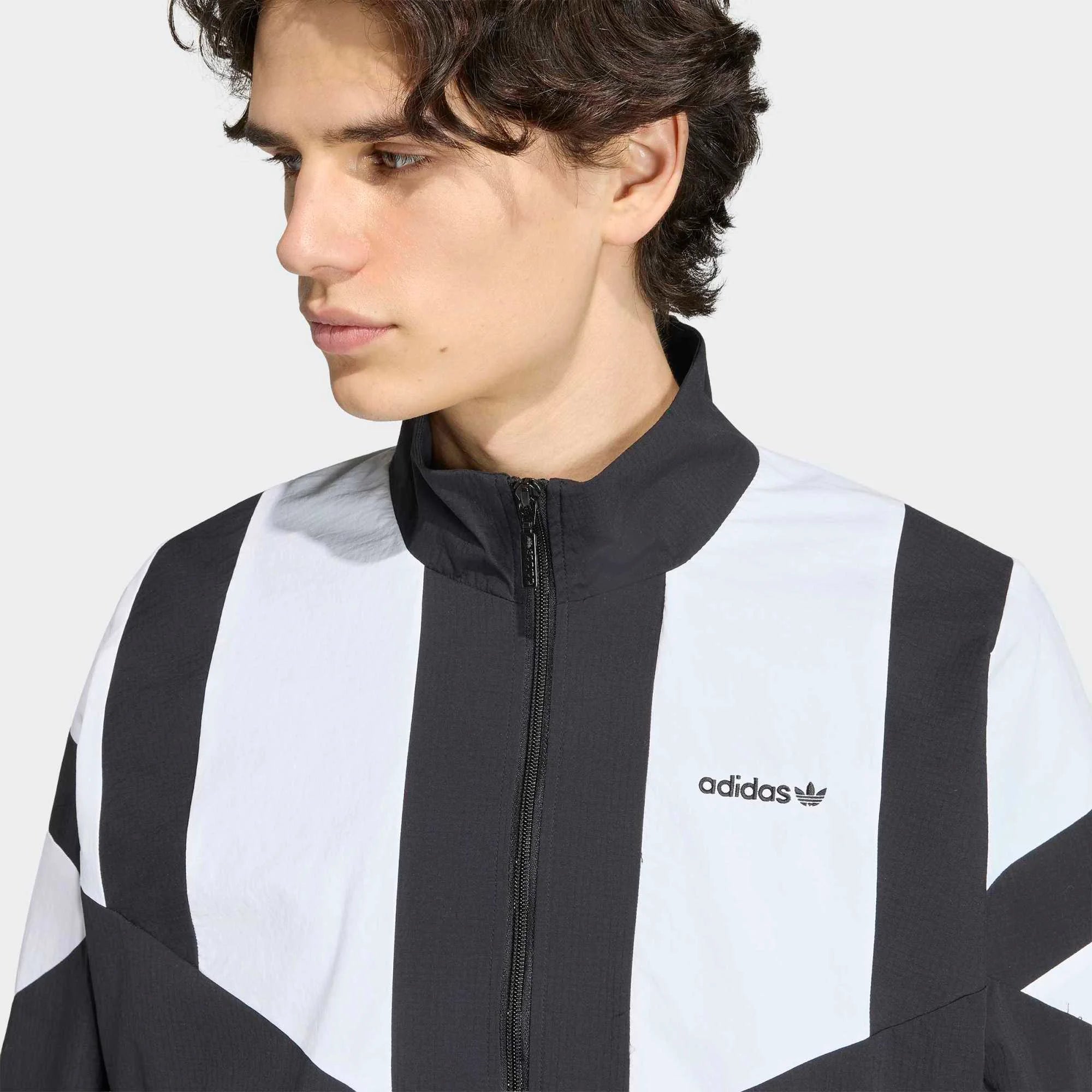 „Schwarze adidas Originals Blocked Track Top Trainingsjacke (KR1378) mit weißem Color-Blocking-Design – sportliche Damen-Oberteil im Retro-Look erhältlich bei Stickabush Berlin.“