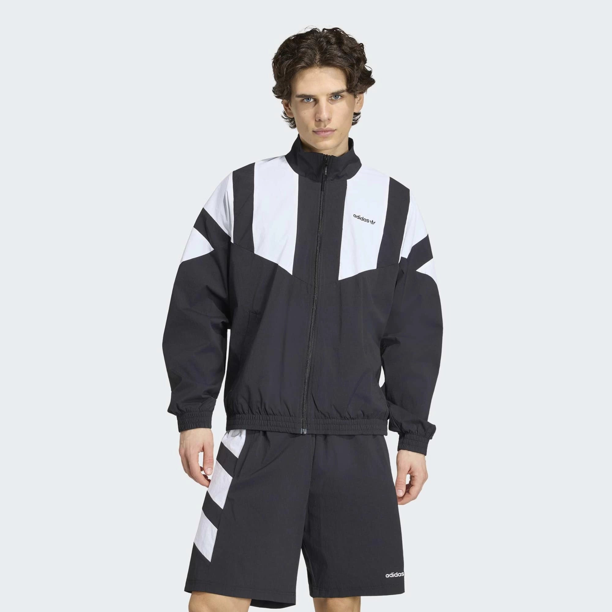 „Schwarze adidas Originals Blocked Track Top Trainingsjacke (KR1378) mit weißem Color-Blocking-Design – sportliche Damen-Oberteil im Retro-Look erhältlich bei Stickabush Berlin.“