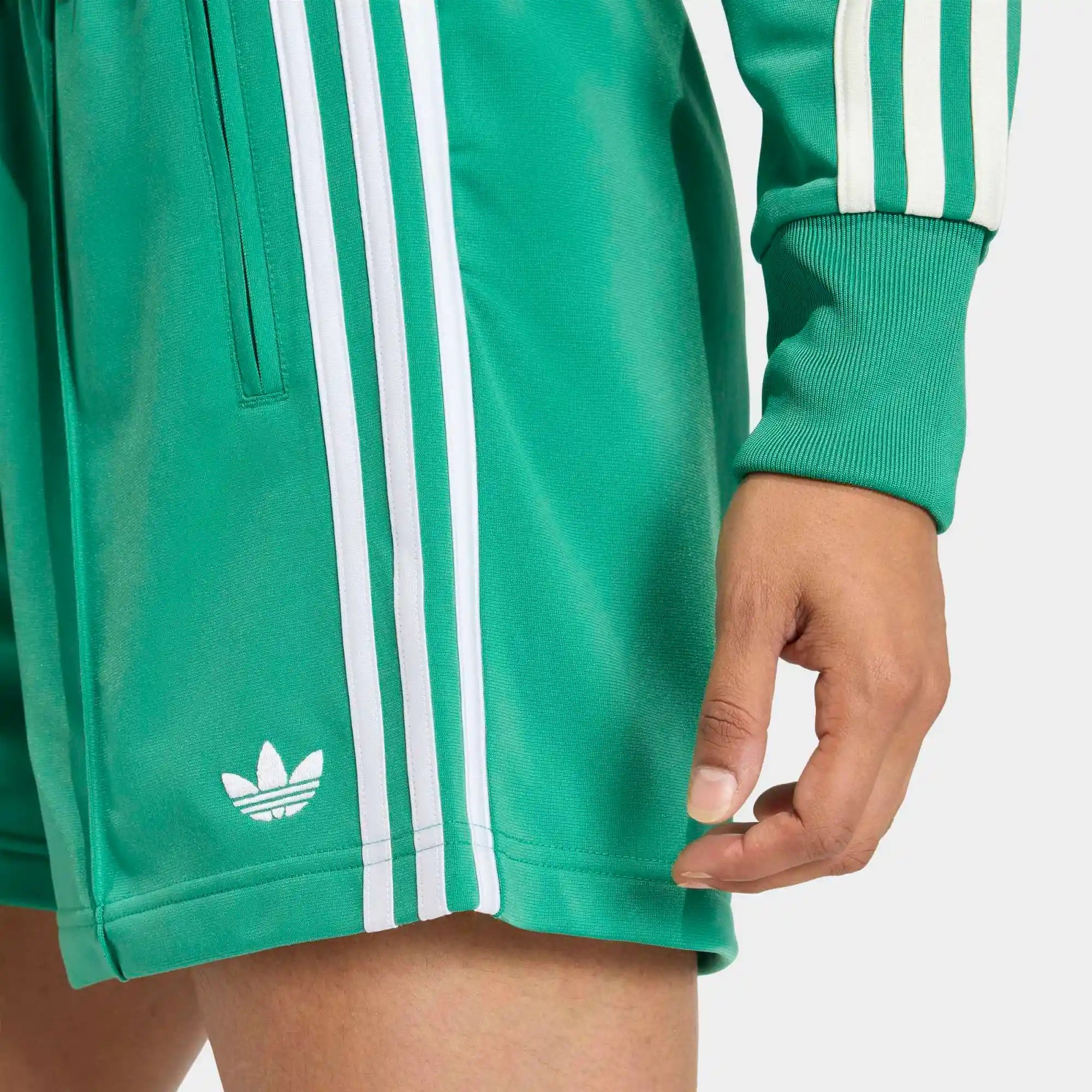 “Grüne adidas Originals Firebird Shorts für Damen mit weißen Streifen – Klassischer Retro-Look (KD3668) bei Stickabush.“