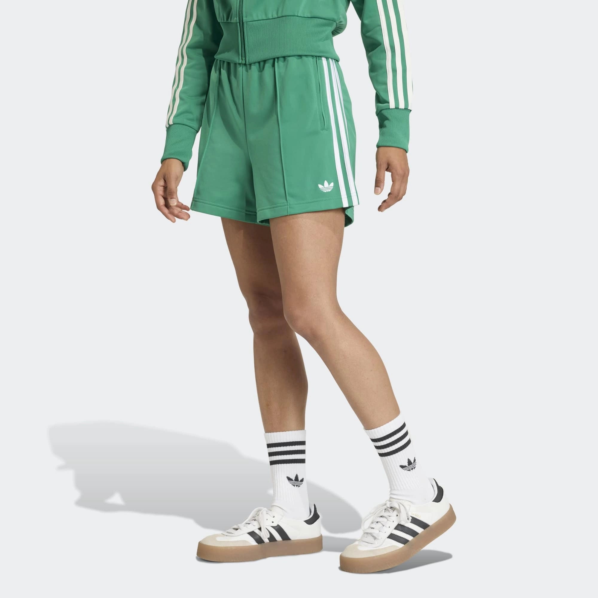 “Grüne adidas Originals Firebird Shorts für Damen mit weißen Streifen – Klassischer Retro-Look (KD3668) bei Stickabush.“