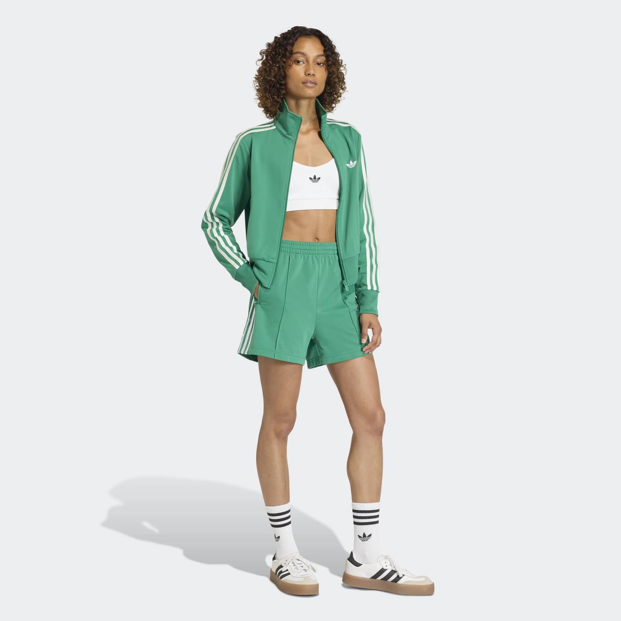 “Grüne adidas Originals Firebird Shorts für Damen mit weißen Streifen – Klassischer Retro-Look (KD3668) bei Stickabush.“