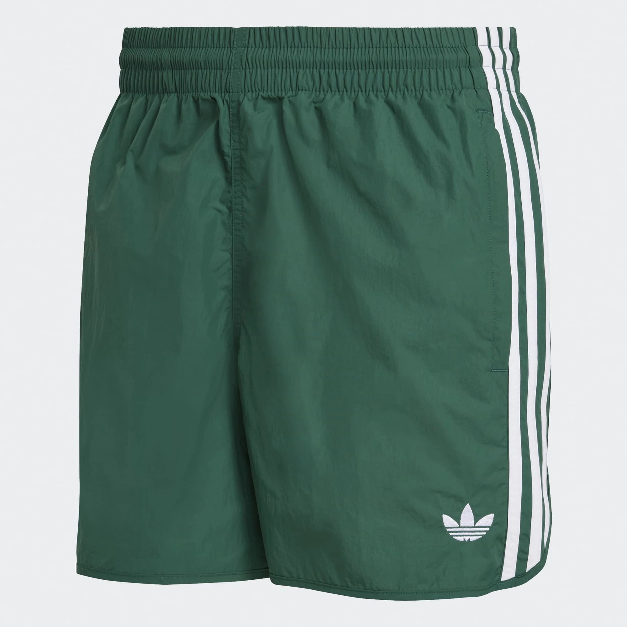 “adidas Originals Classics Sprinter Shorts in Collegiate Green (KE3569) – Retro-Laufshorts mit 3-Streifen Detailansicht bei Stickabush Berlin.“