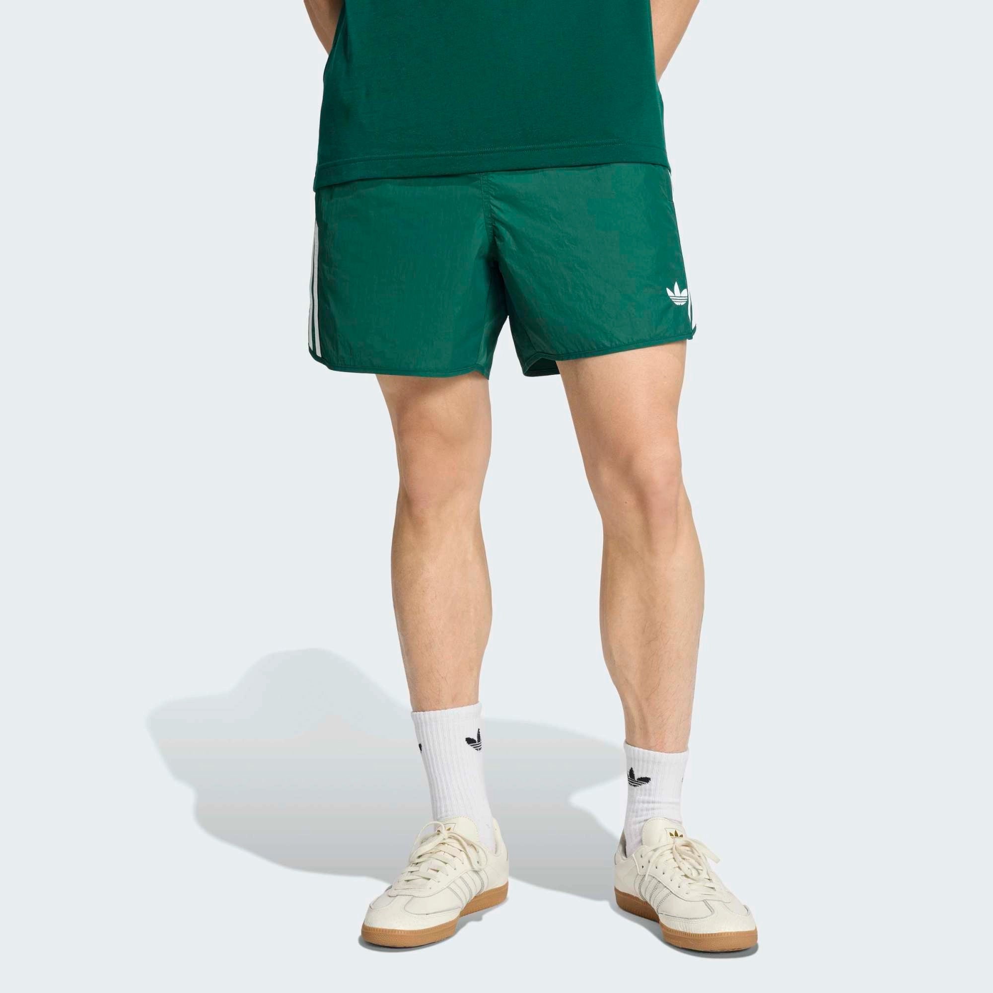 “adidas Originals Classics Sprinter Shorts in Collegiate Green (KE3569) – Retro-Laufshorts mit 3-Streifen Detailansicht bei Stickabush Berlin.“