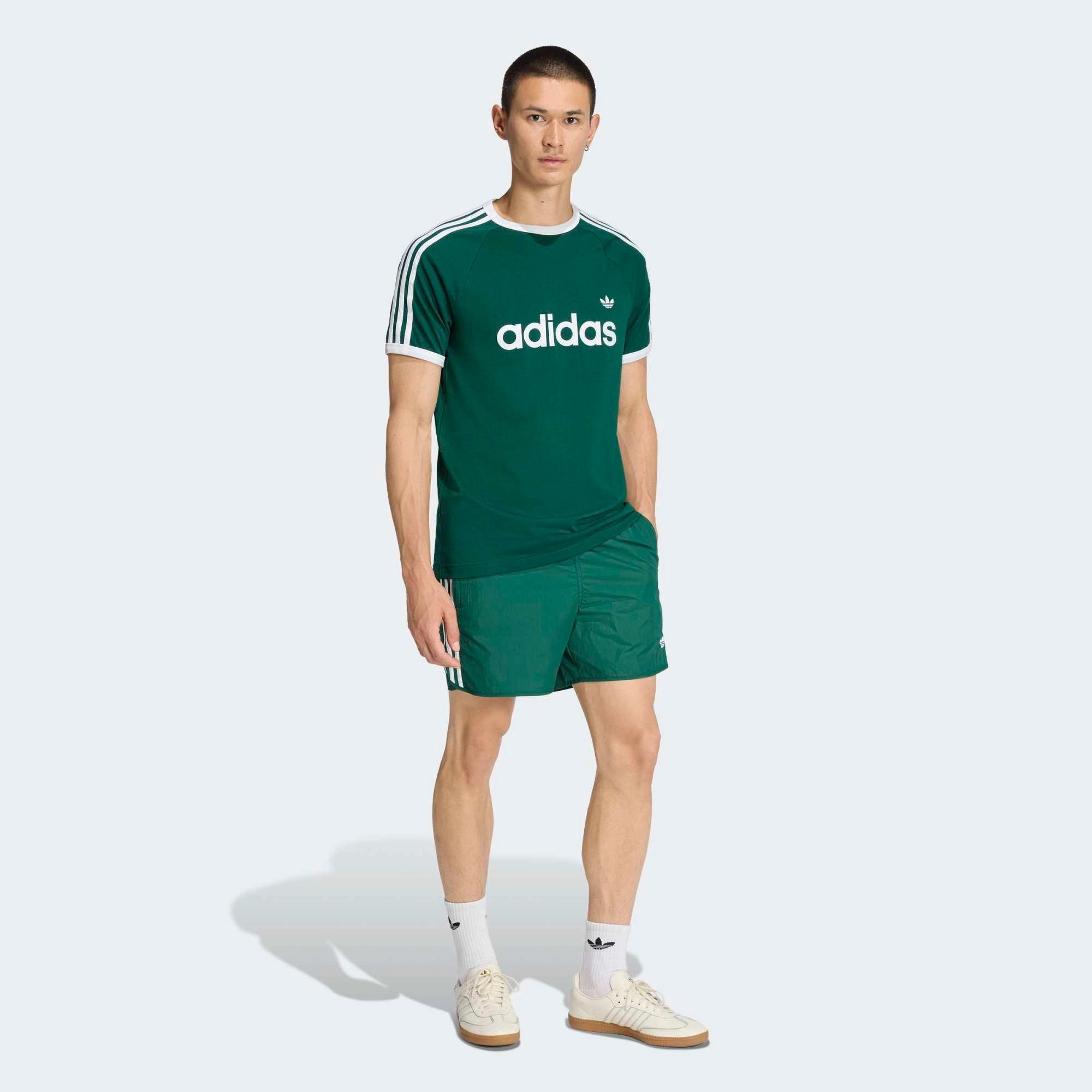 “adidas Originals Classics Sprinter Shorts in Collegiate Green (KE3569) – Retro-Laufshorts mit 3-Streifen Detailansicht bei Stickabush Berlin.“