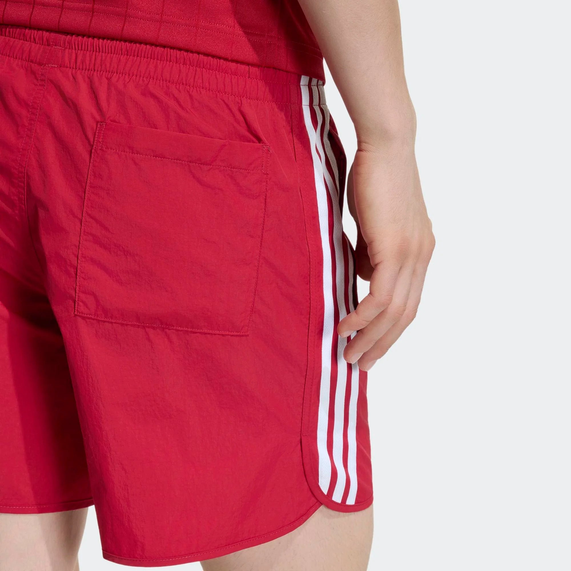 „adidas Originals Classics Sprinter Shorts Red White KW0122 – Backansicht Details am Model, Retro-Laufshorts mit 3-Streifen erhältlich bei Stickabush Berlin.“