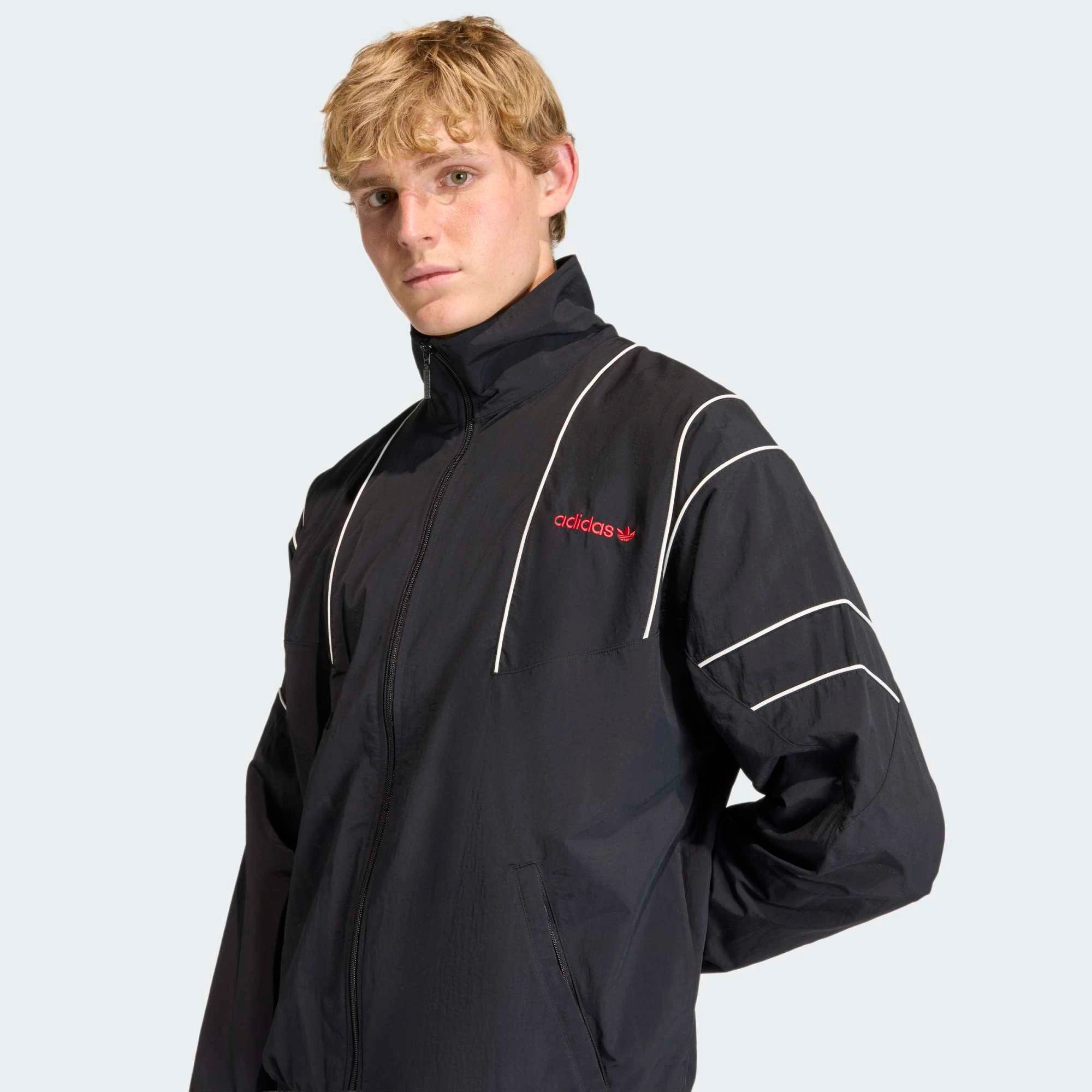 "adidas Originals Cutline Track Top in Black, mit Stehkragen, durchgehenden Reißverschluss und rote adidas Schriftzug Logo (Cutline-Design) entlang der Brust bei Stickabush Berlin."