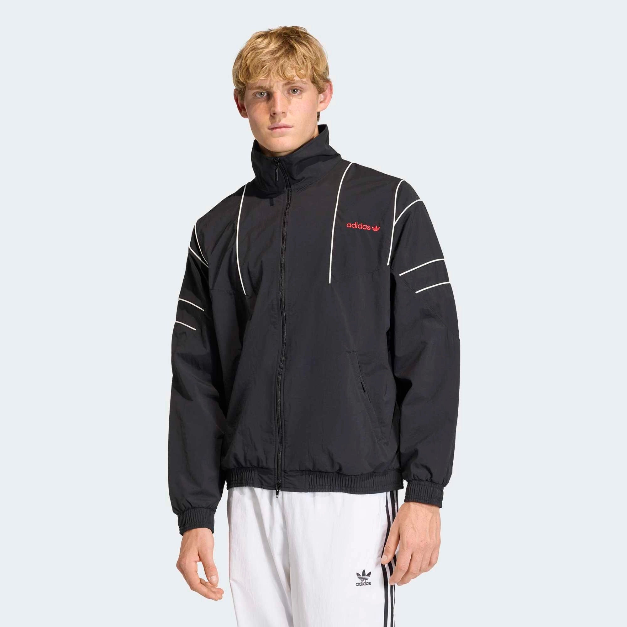 "adidas Originals Cutline Track Top in Black, mit Stehkragen, durchgehenden Reißverschluss und rote adidas Schriftzug Logo (Cutline-Design) entlang der Brust bei Stickabush Berlin."