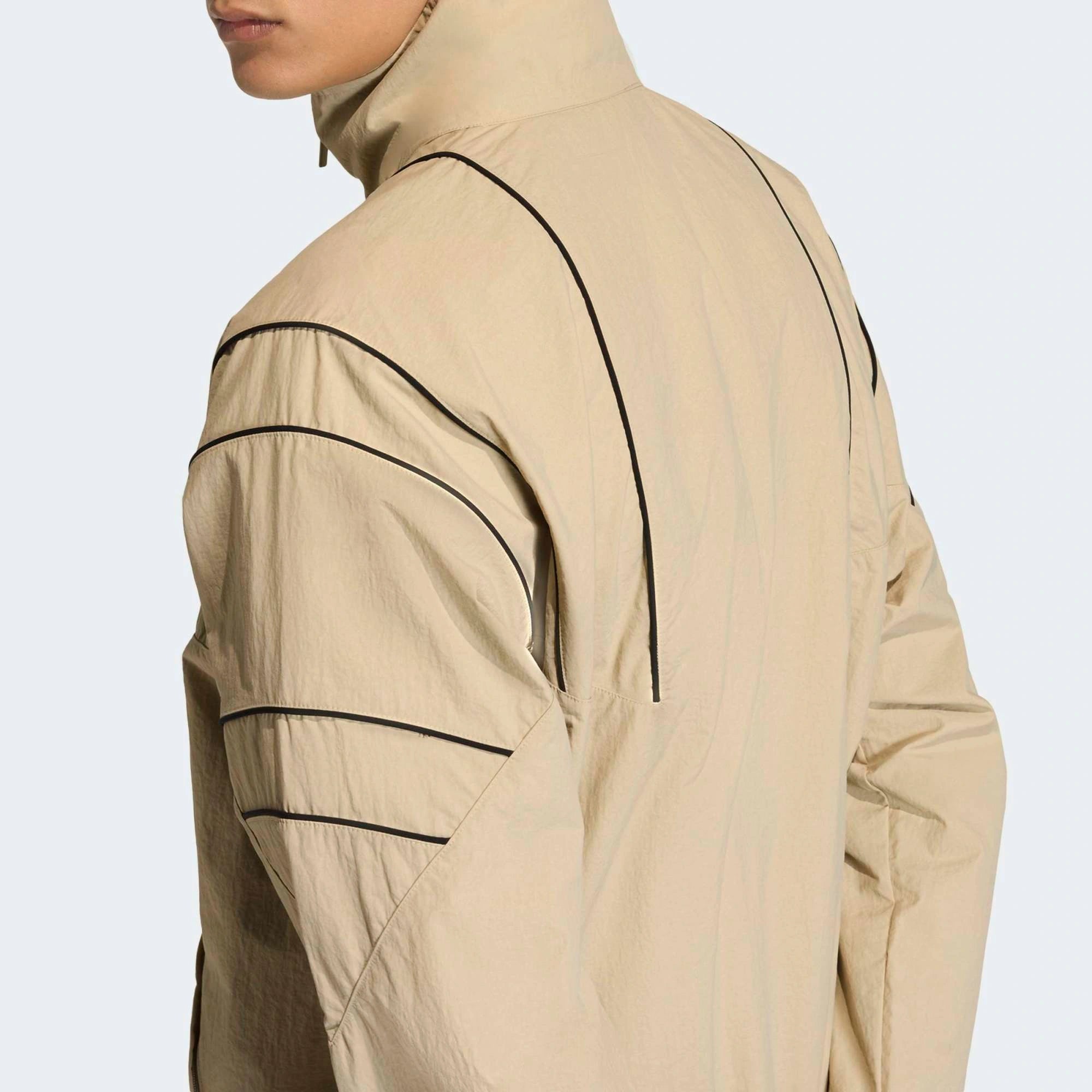 "adidas Originals Cutline Track Top in Stone Khaki, mit Stehkragen, durchgehenden Reißverschluss und schwarze adidas Schriftzug Logo (Cutline-Design) entlang der Brust bei Stickabush Berlin."