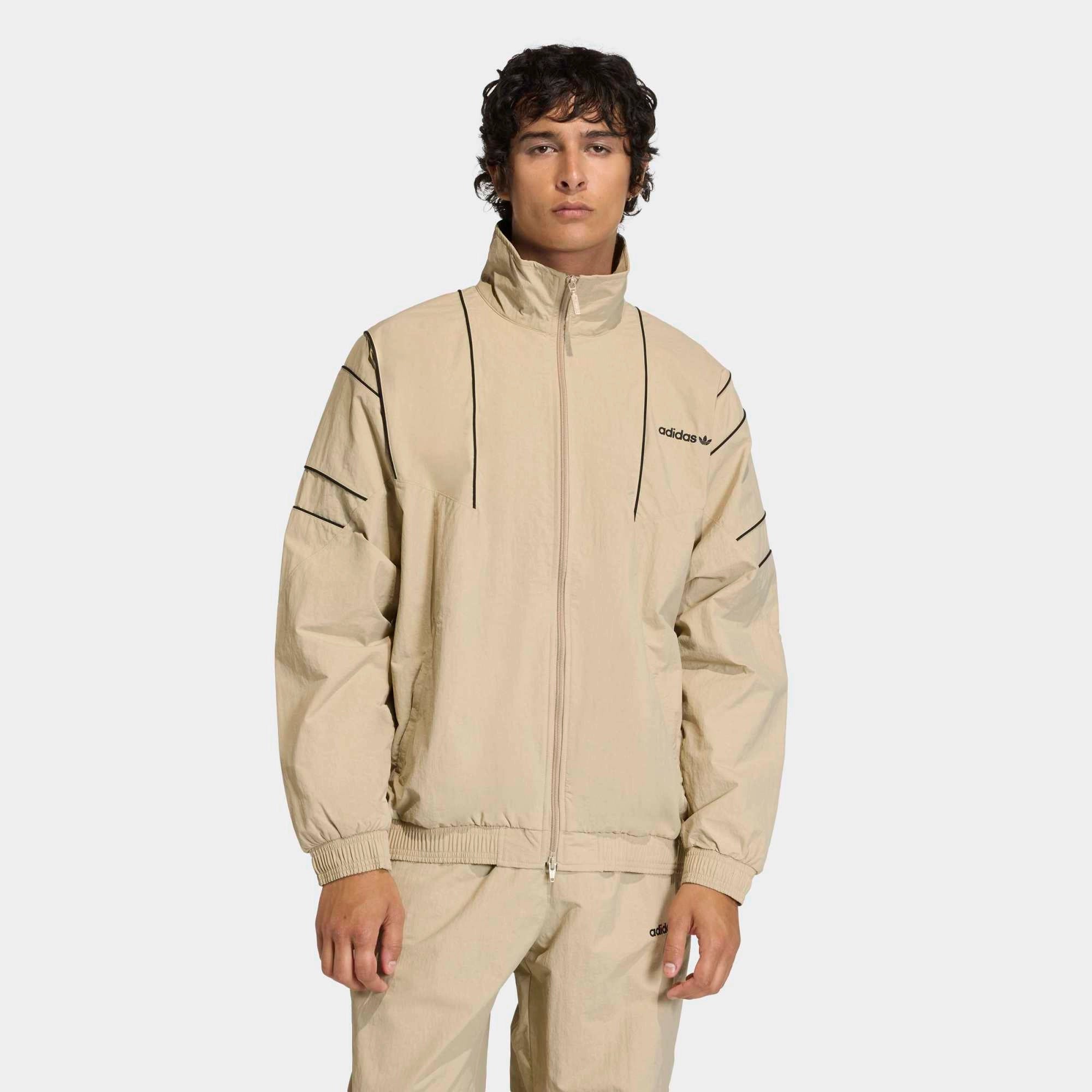 "adidas Originals Cutline Track Top in Stone Khaki, mit Stehkragen, durchgehenden Reißverschluss und schwarze adidas Schriftzug Logo (Cutline-Design) entlang der Brust bei Stickabush Berlin."