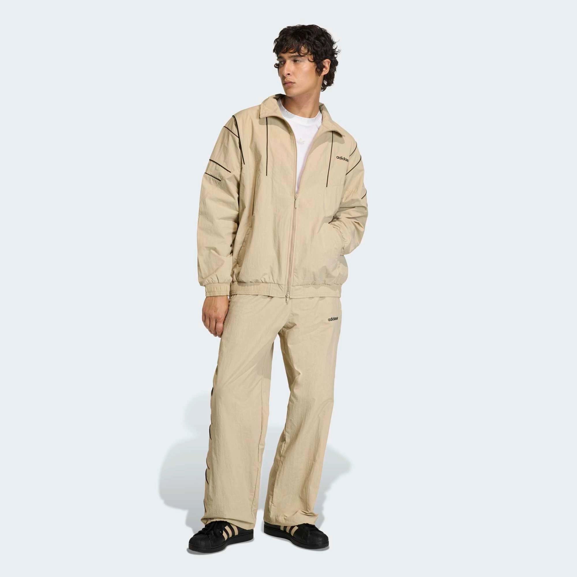 "adidas Originals Cutline Track Top in Stone Khaki, mit Stehkragen, durchgehenden Reißverschluss und schwarze adidas Schriftzug Logo (Cutline-Design) entlang der Brust bei Stickabush Berlin."