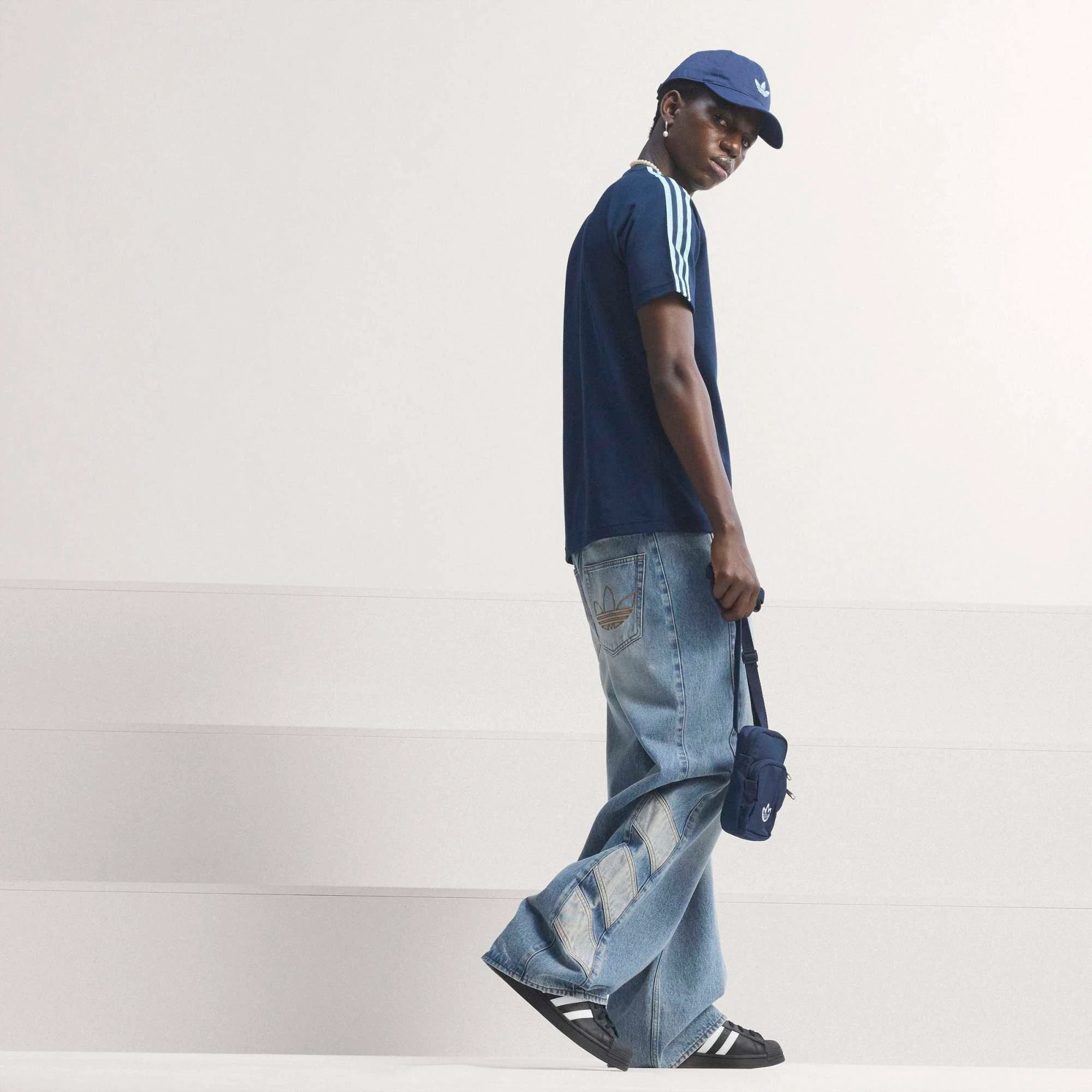 "adidas Originals Deutschland DFB OG T-Shirt Collegiate Navy mit gewebtem DFB-Logo und weißen 3-Streifen bei Stickabush Berlin."