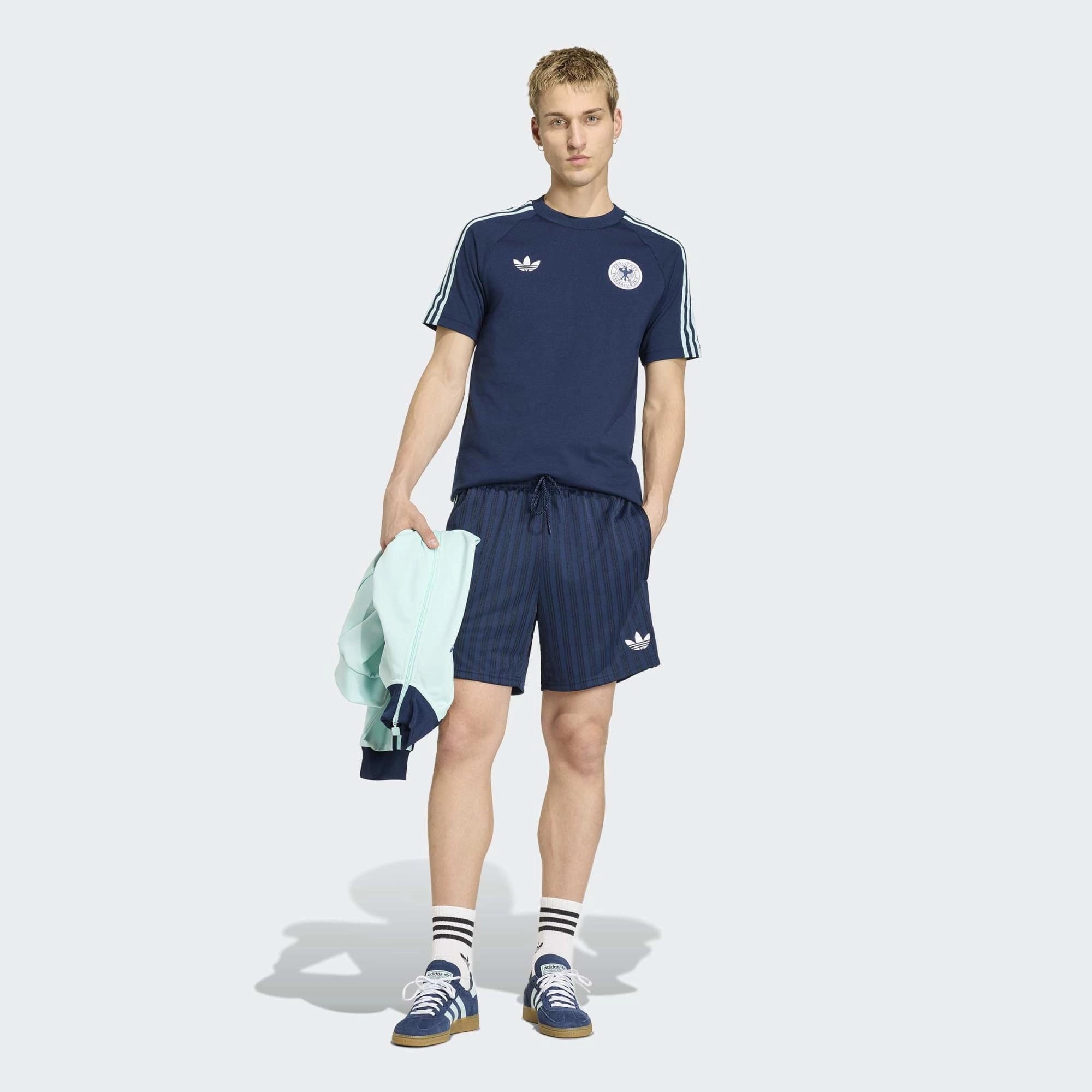 "adidas Originals Deutschland DFB OG T-Shirt Collegiate Navy mit gewebtem DFB-Logo und weißen 3-Streifen bei Stickabush Berlin."