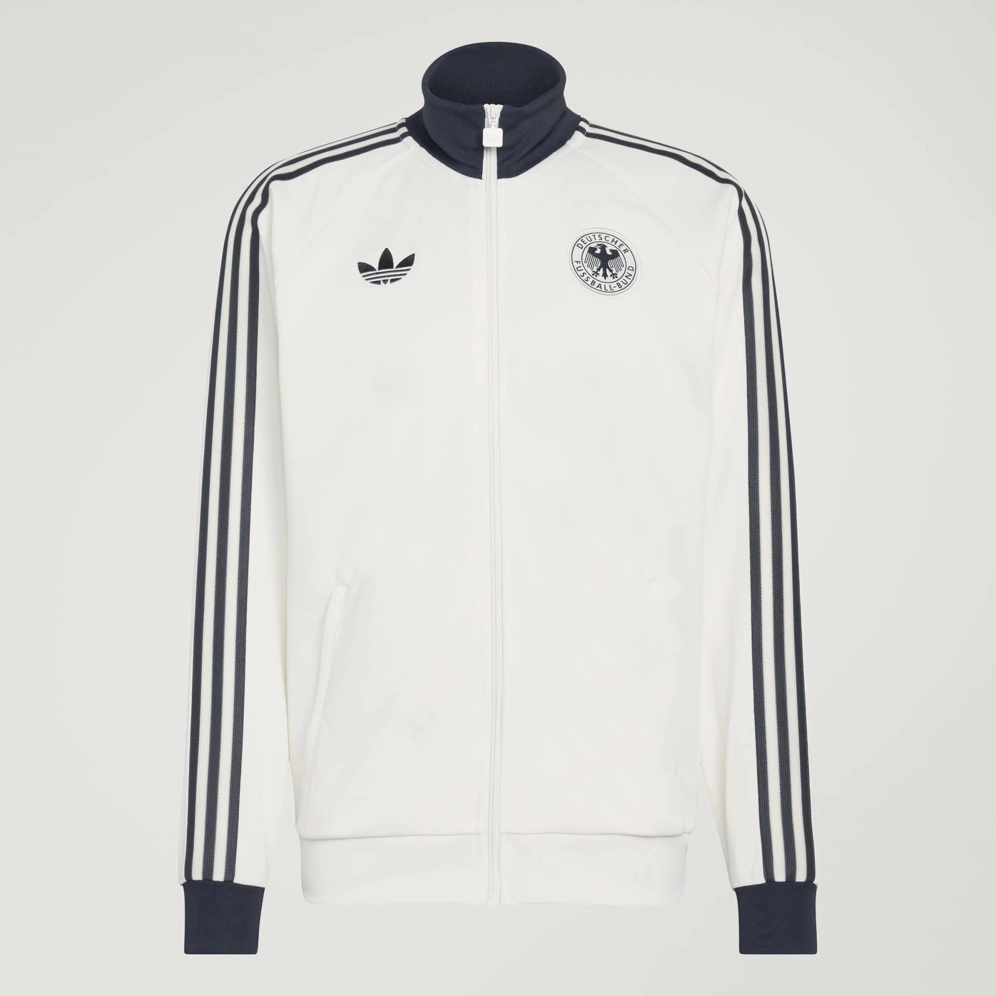 “Cremeweiße adidas Originals DFB Deutschland OG Trainingsjacke mit schwarzen Streifen und gesticktem DFB-Logo bei Stickabush.“