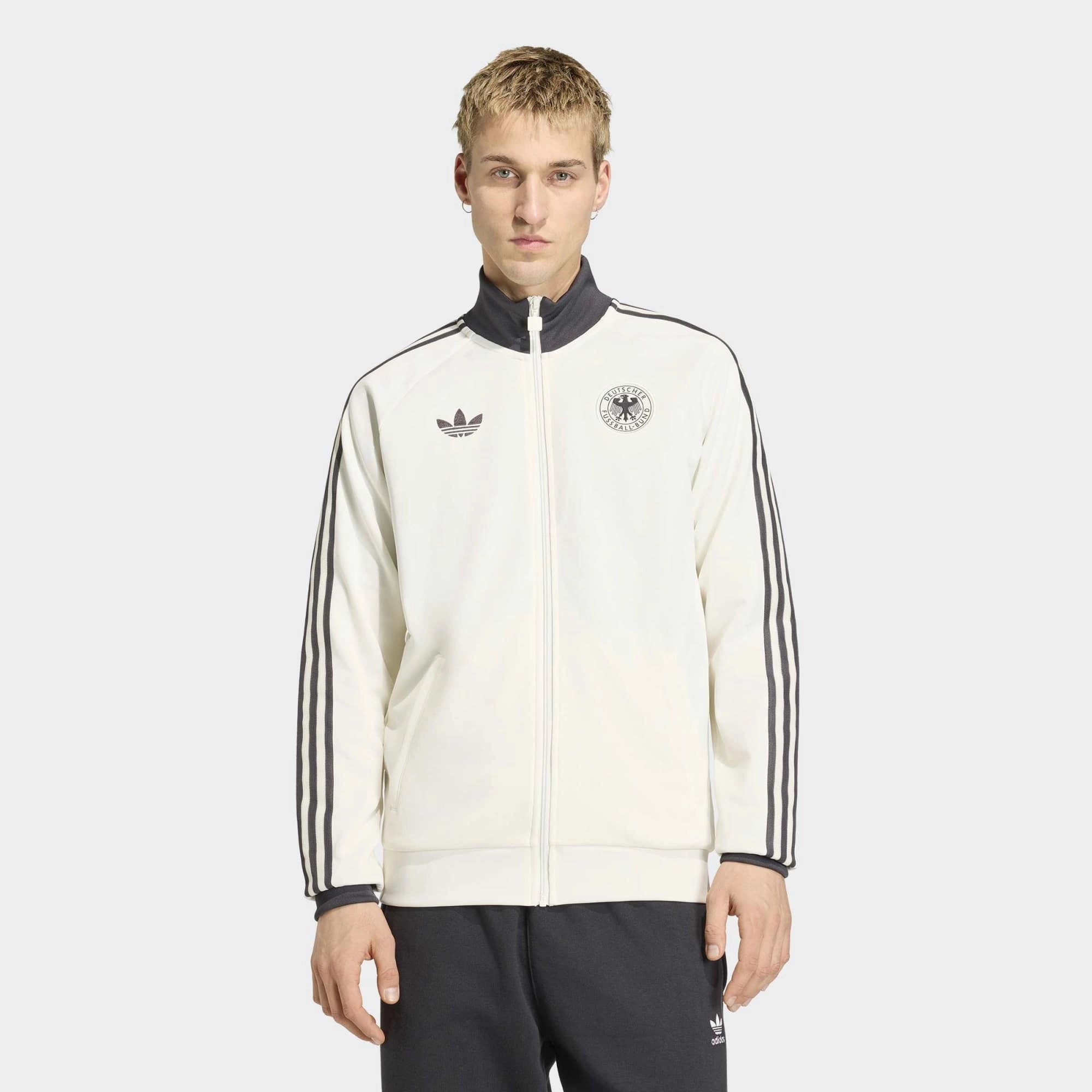 “Cremeweiße adidas Originals DFB Deutschland OG Trainingsjacke mit schwarzen Streifen und gesticktem DFB-Logo bei Stickabush.“