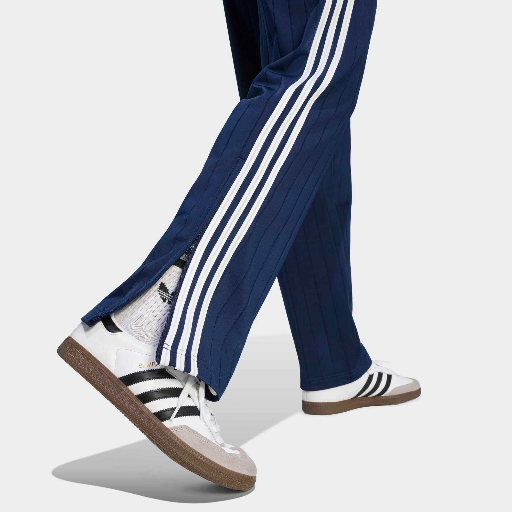 “adidas Originals Firebird Drop Needle Trainingshose in Dunkelblau Night Indigo mit feinen Nadelstreifen-Strukturen und weißen drei Streifen bei Stickabush Berlin.“ 