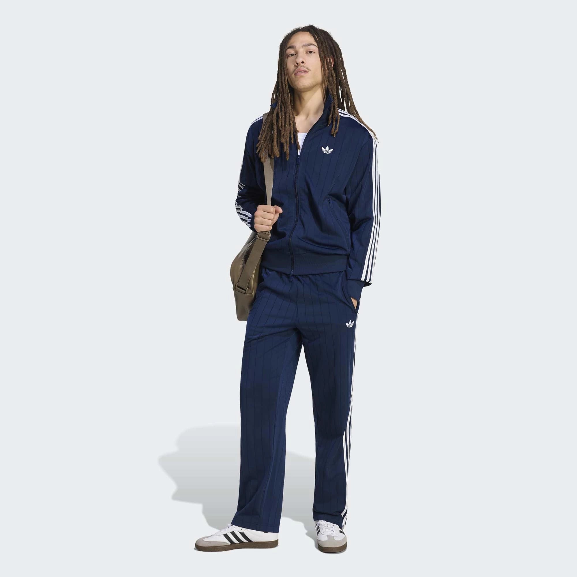 “adidas Originals Firebird Drop Needle Trainingshose in Dunkelblau Night Indigo mit feinen Nadelstreifen-Strukturen und weißen drei Streifen bei Stickabush Berlin.“ 