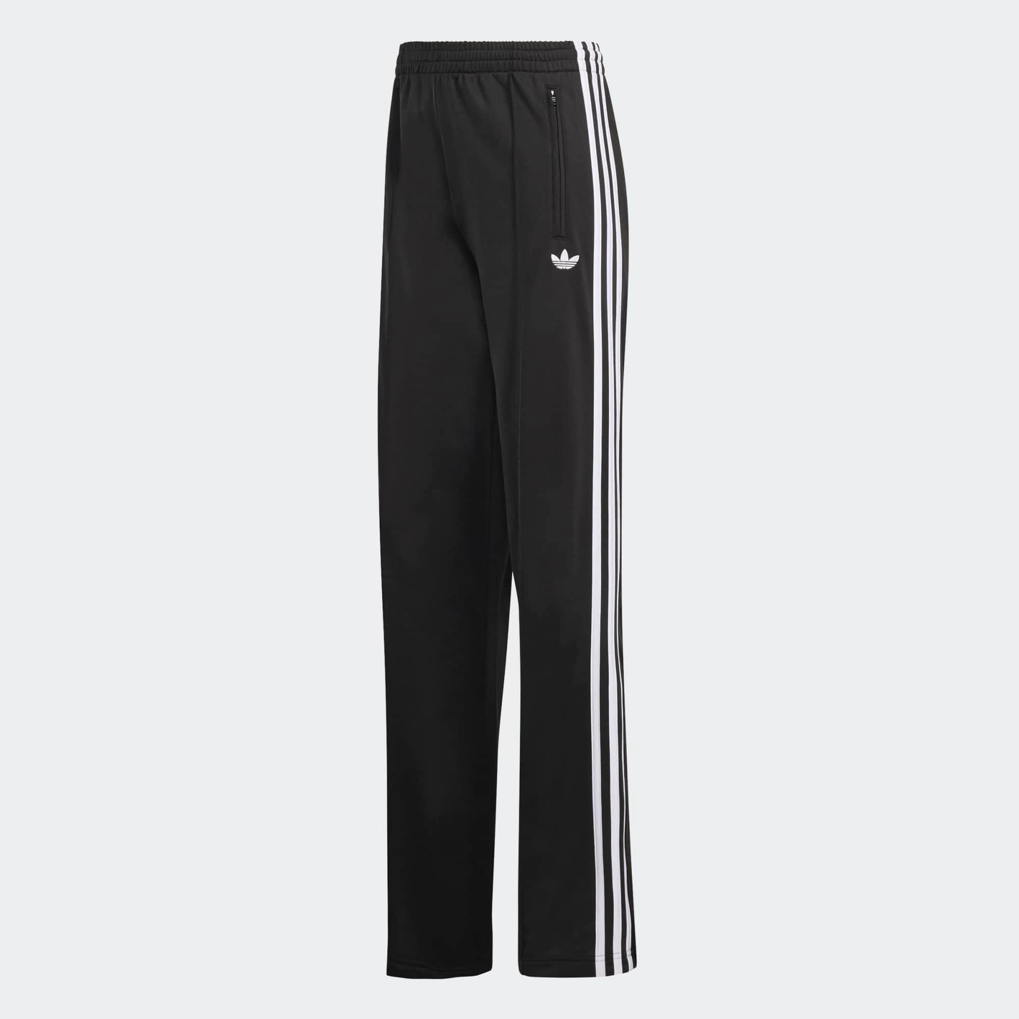 „Schwarze adidas Originals Firebird Loose Track Pants für Damen mit weißen 3-Streifen (Style-ID: KD7976) – weit geschnittene Streetwear-Trainingshose aus Trikot-Stoff bei Stickabush Berlin.“