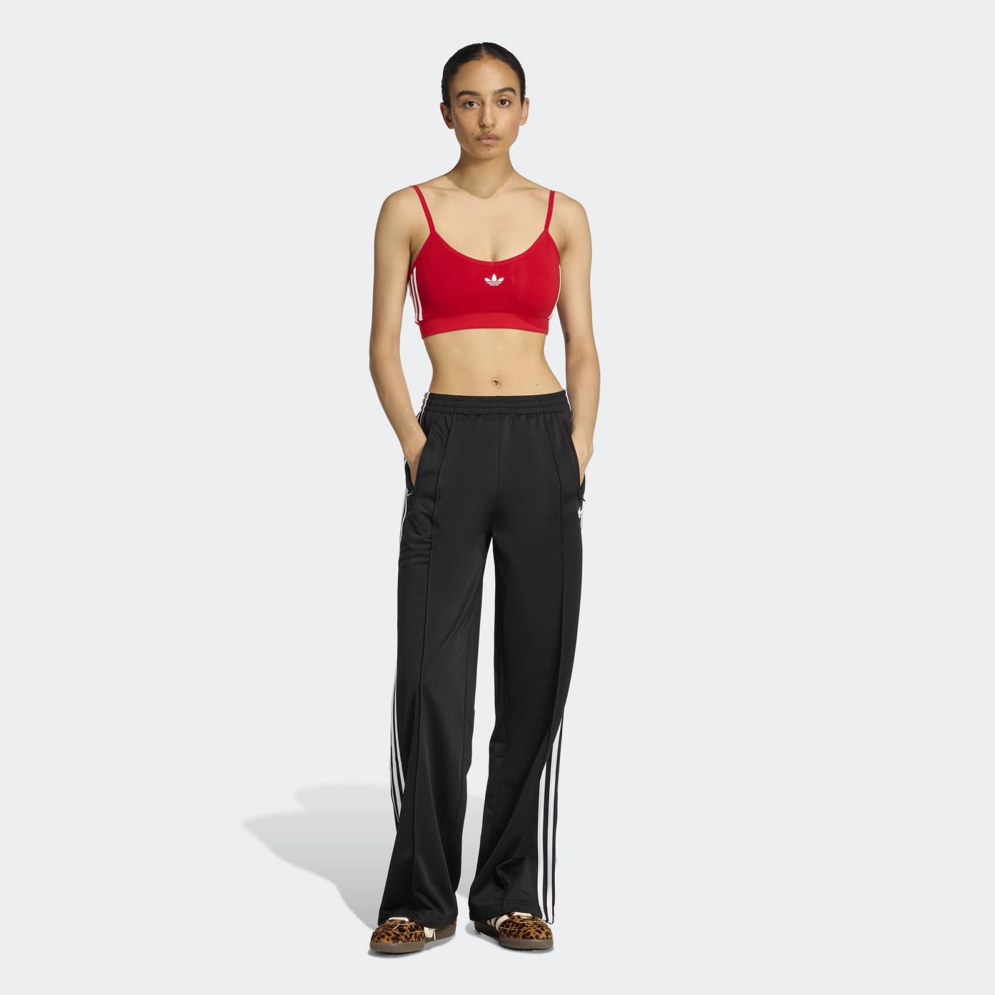 „Schwarze adidas Originals Firebird Loose Track Pants für Damen mit weißen 3-Streifen (Style-ID: KD7976) – weit geschnittene Streetwear-Trainingshose aus Trikot-Stoff bei Stickabush Berlin.“