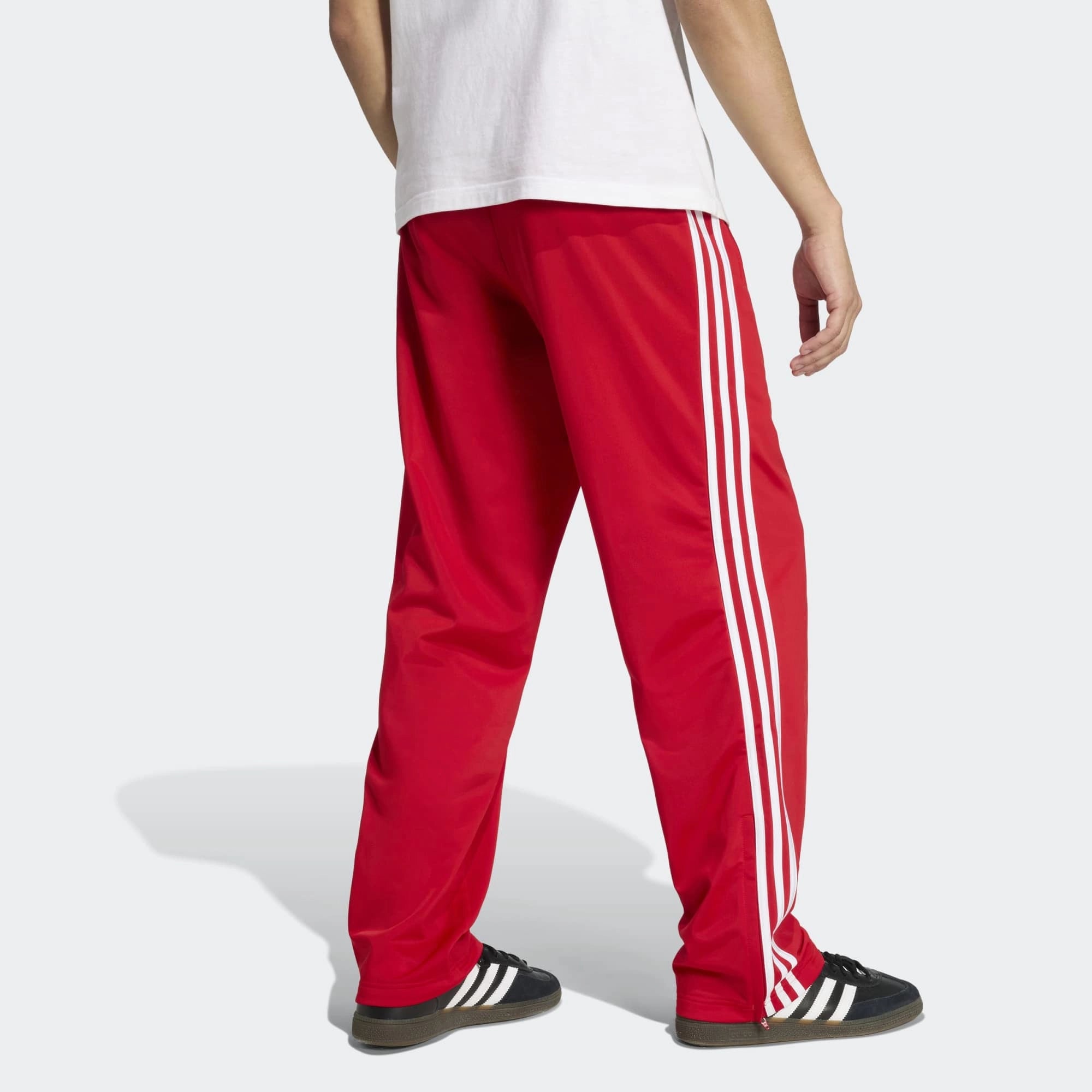 „Rote adidas Originals Firebird Damen Track Pants (KD8319) in Better Scarlet mit weißen 3-Streifen – klassische Retro-Trainingshose erhältlich bei Stickabush Berlin.“