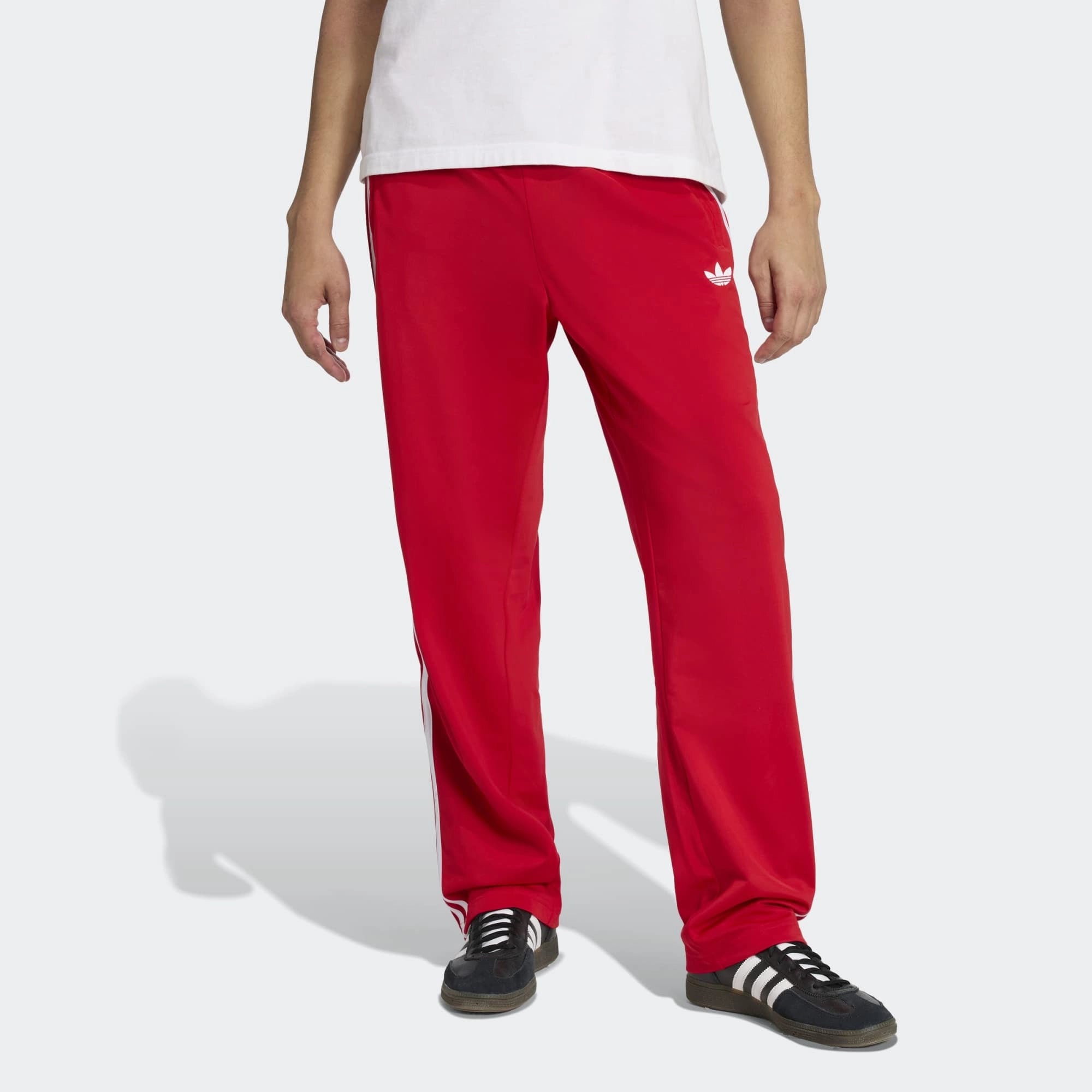 „Rote adidas Originals Firebird Damen Track Pants (KD8319) in Better Scarlet mit weißen 3-Streifen – klassische Retro-Trainingshose erhältlich bei Stickabush Berlin.“