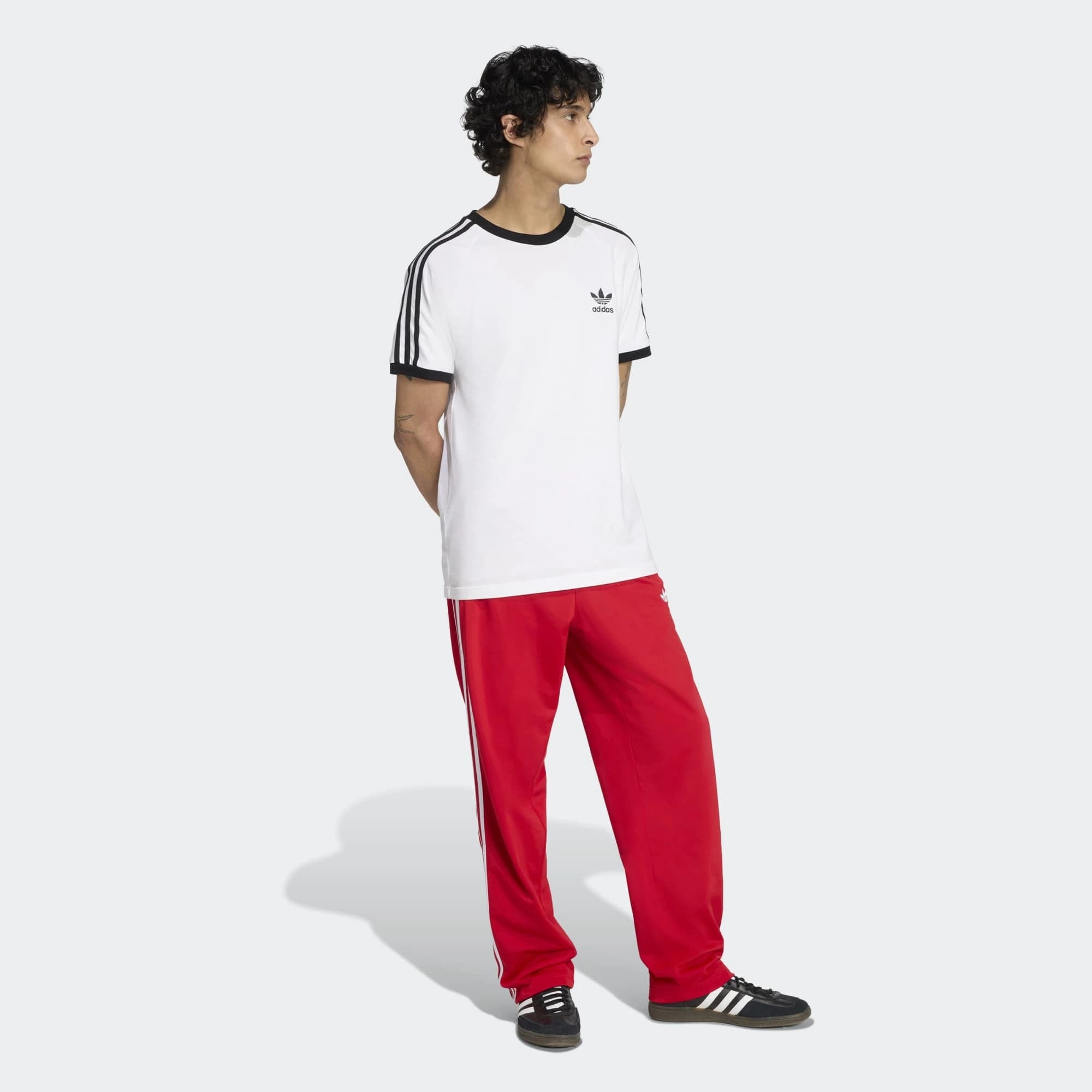 „Rote adidas Originals Firebird Damen Track Pants (KD8319) in Better Scarlet mit weißen 3-Streifen – klassische Retro-Trainingshose erhältlich bei Stickabush Berlin.“
