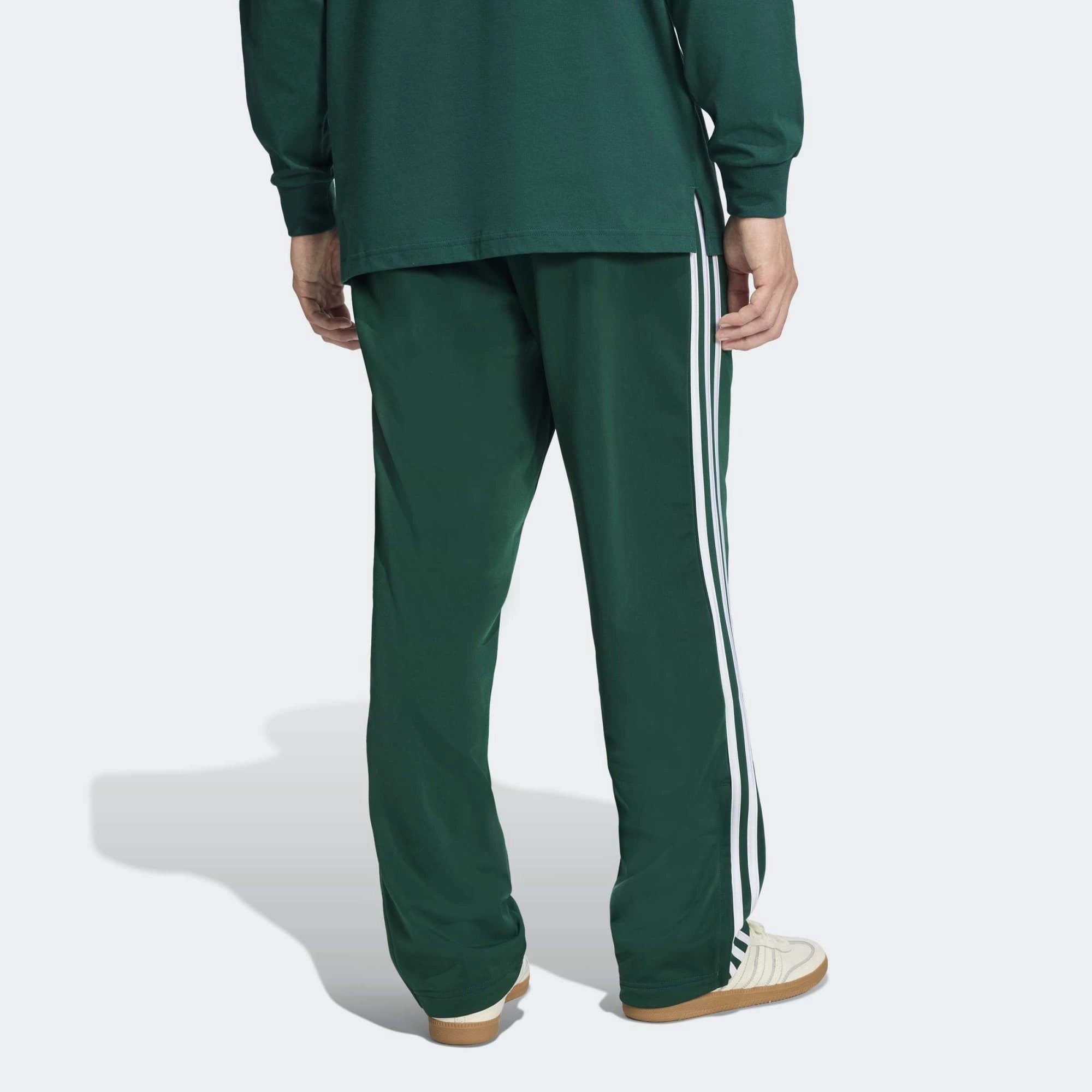 „Dunkelgrüne adidas Originals Firebird Damen Track Pants (KD8317) in Collegiate Green mit weißen Streifen – klassische Retro-Trainingshose erhältlich bei Stickabush Berlin.“